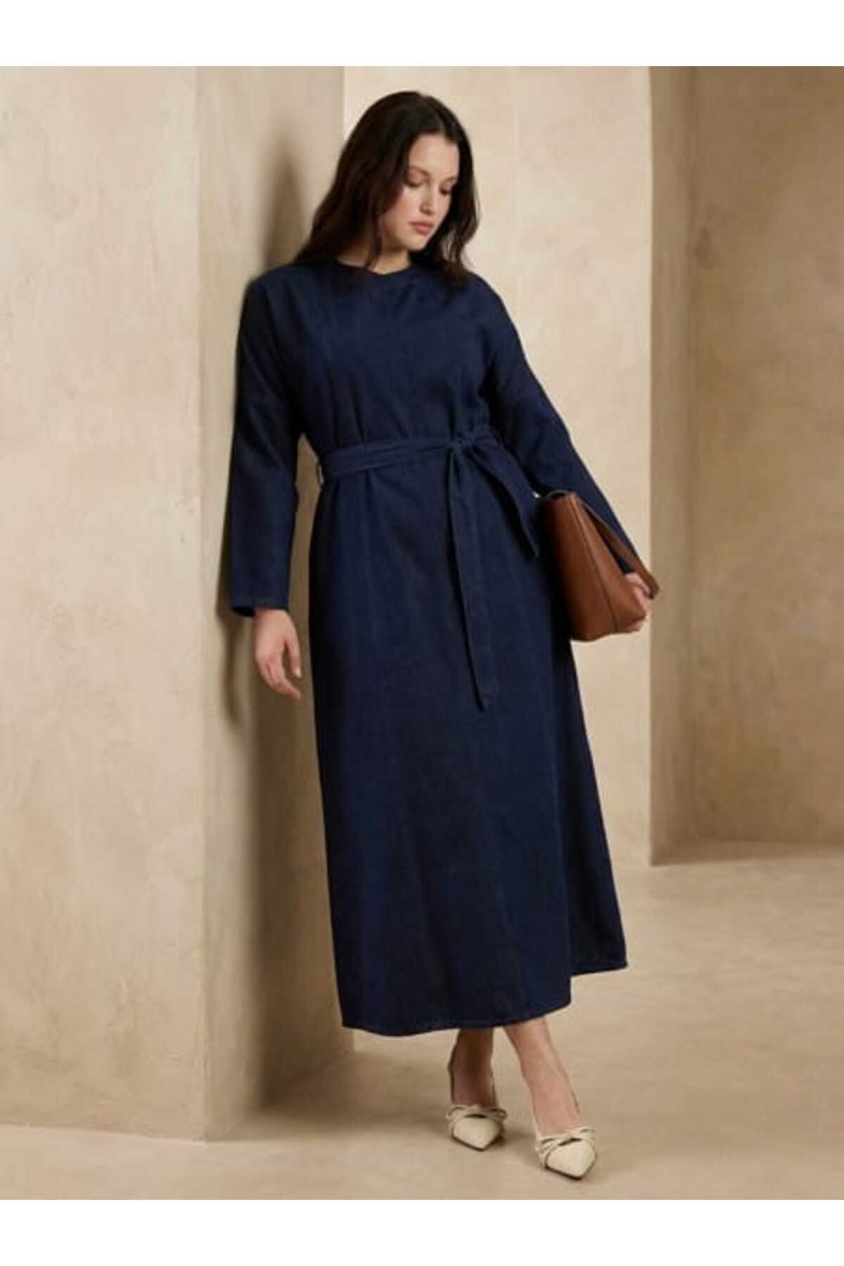 Alia  Kuşak Detaylı Denim Büyük Beden Elbise - Koyu Lacivert -