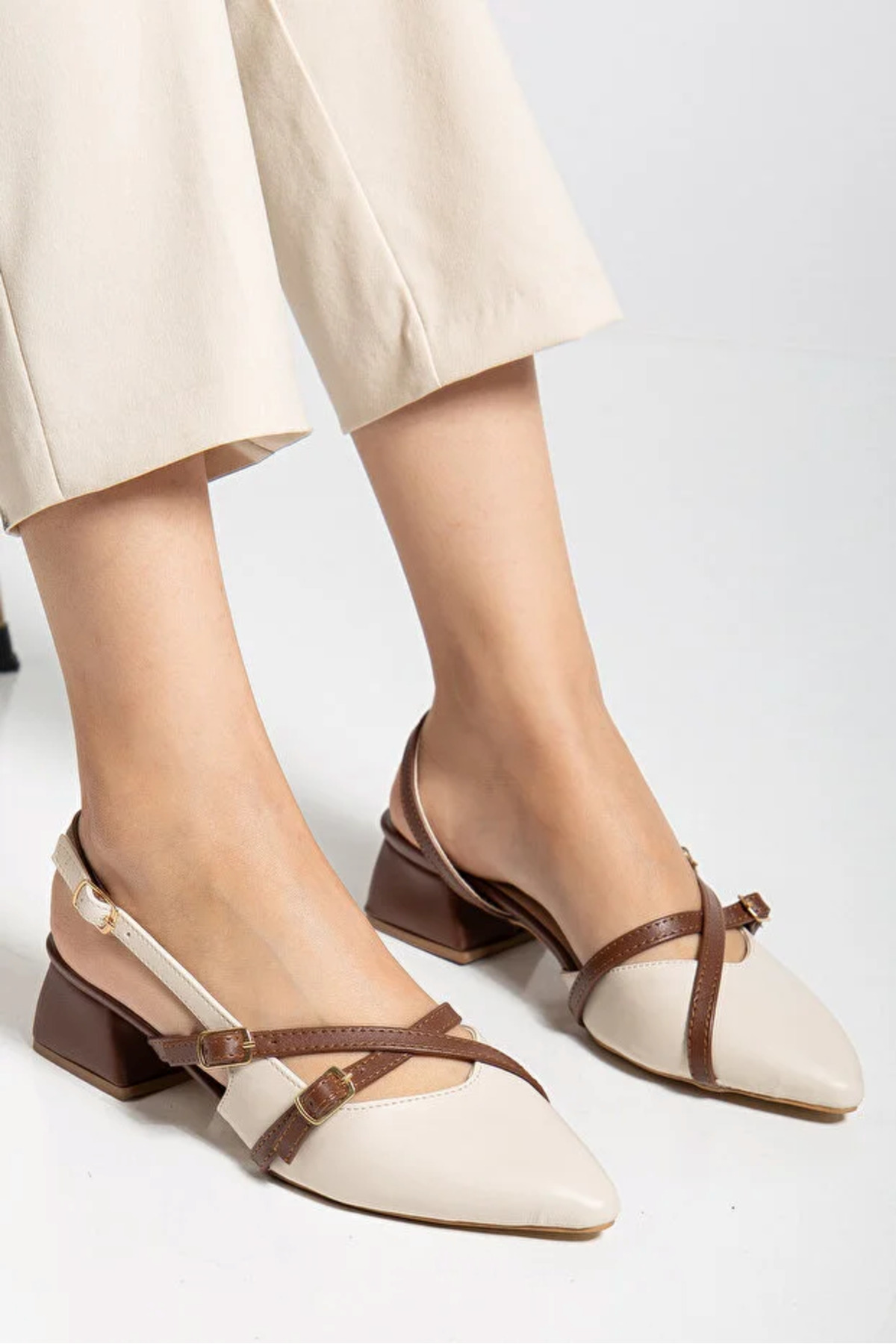 van heflin  ELARA Kadın Bej Taba Çapraz Bantlı Tokalı Slingback 4 Cm Kalın Topuklu Sivri Burun Ayakkabı - Görsel 2