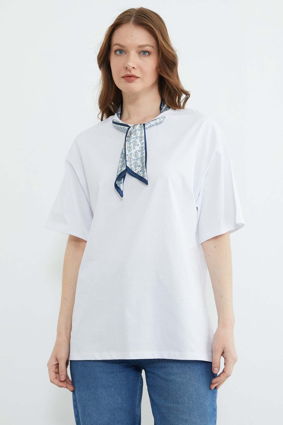 Fullamoda  Fular Detaylı Bisiklet Yaka Tişört - Görsel 3