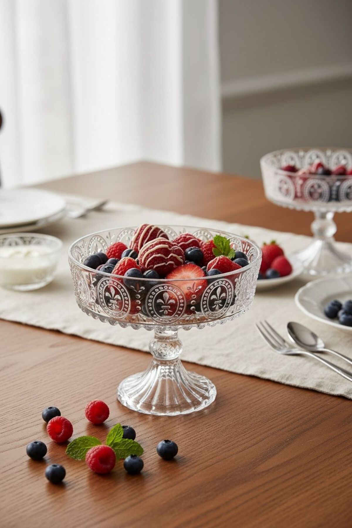 Alegre Fleur de Lis Vintage Ayaklı Sunumluk – Kristal Detaylı Büyük Boy