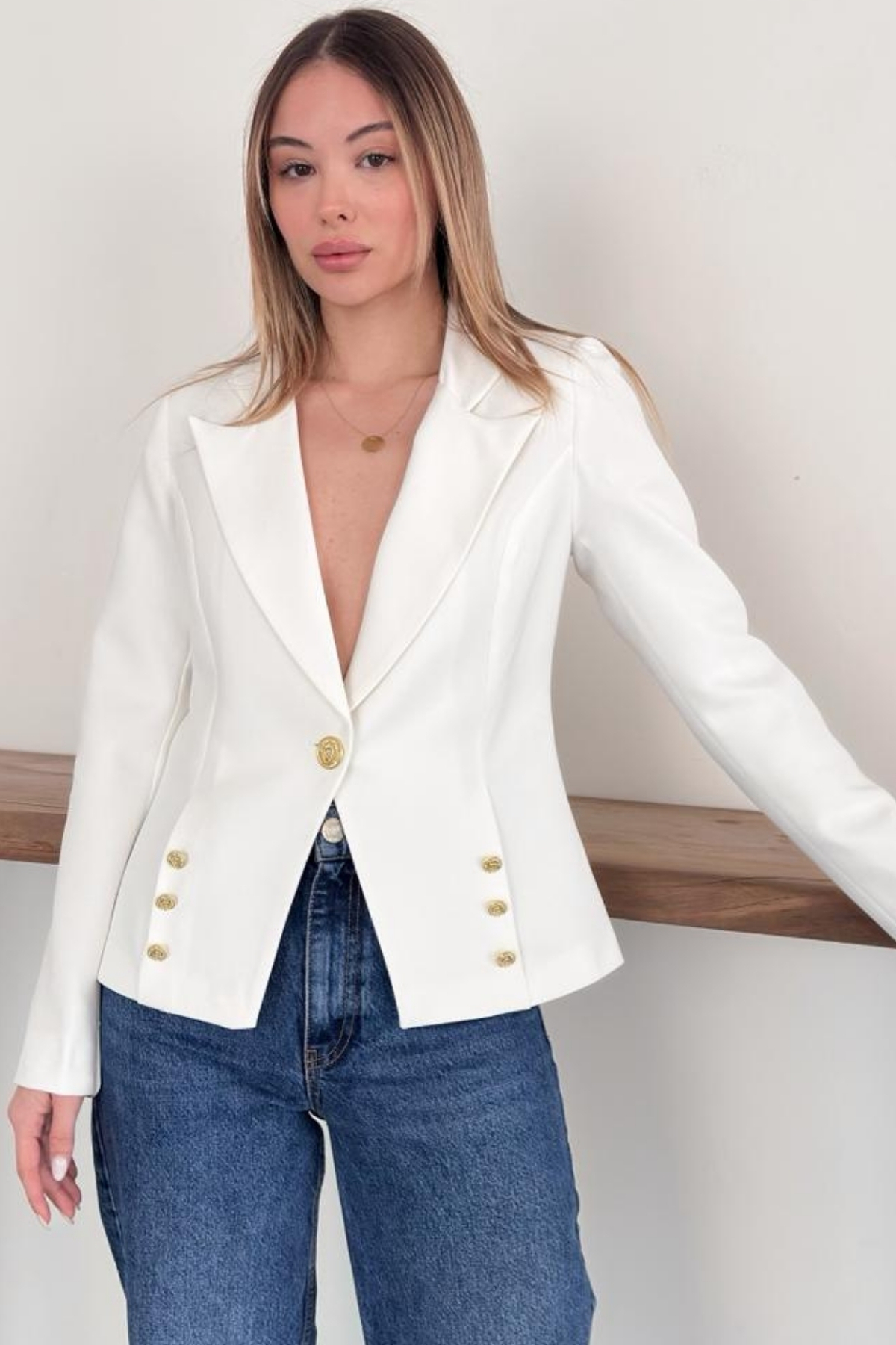 diaves  Beyaz Gold Düğme Detaylı Kruvaze Kesim Dokuma Kumaş Blazer Ceket - Görsel 2