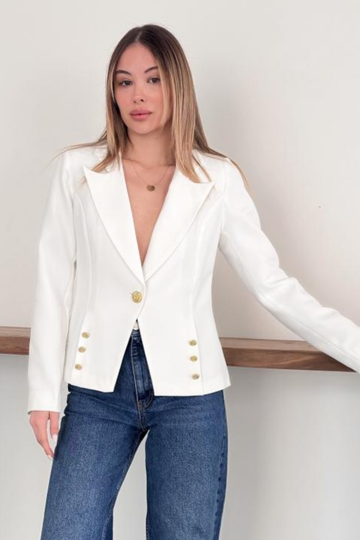 diaves  Beyaz Gold Düğme Detaylı Kruvaze Kesim Dokuma Kumaş Blazer Ceket - Görsel 4