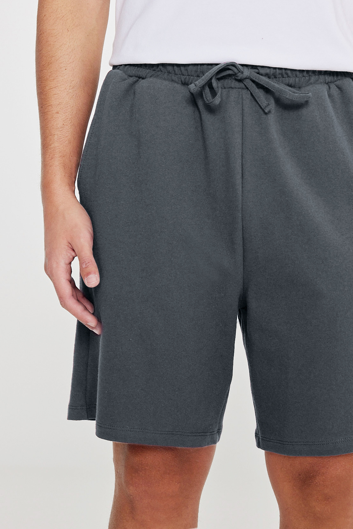 AC&Co / Altınyıldız Classics  Erkek Koyu Antrasit Pamuklu Rahat Nefes Alabilen 2 İplik Cepli Örme Standart Fit Normal Kesim Şort - Görsel 4