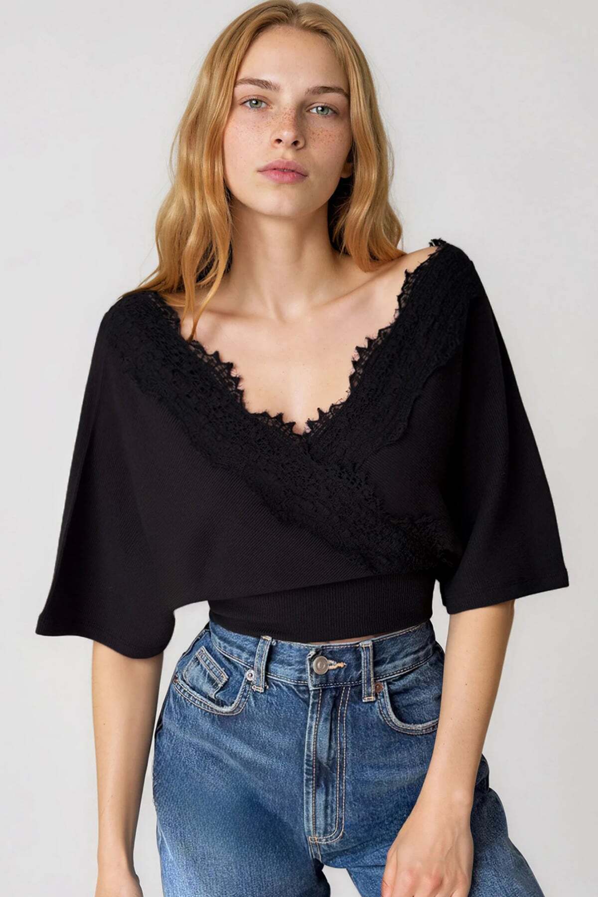 Trend Alaçatı Stili  Siyah Ön Arka V Yaka Dantel Detaylı Örme Bluz ALC-X15407