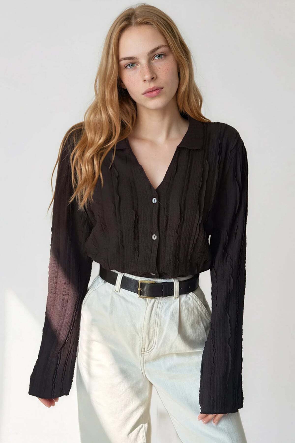 Trend Alaçatı Stili  Acı Kahve V Yaka İspanyol Kol Fırfır Kumaş Gömlek ALC-X15404 - Görsel 3