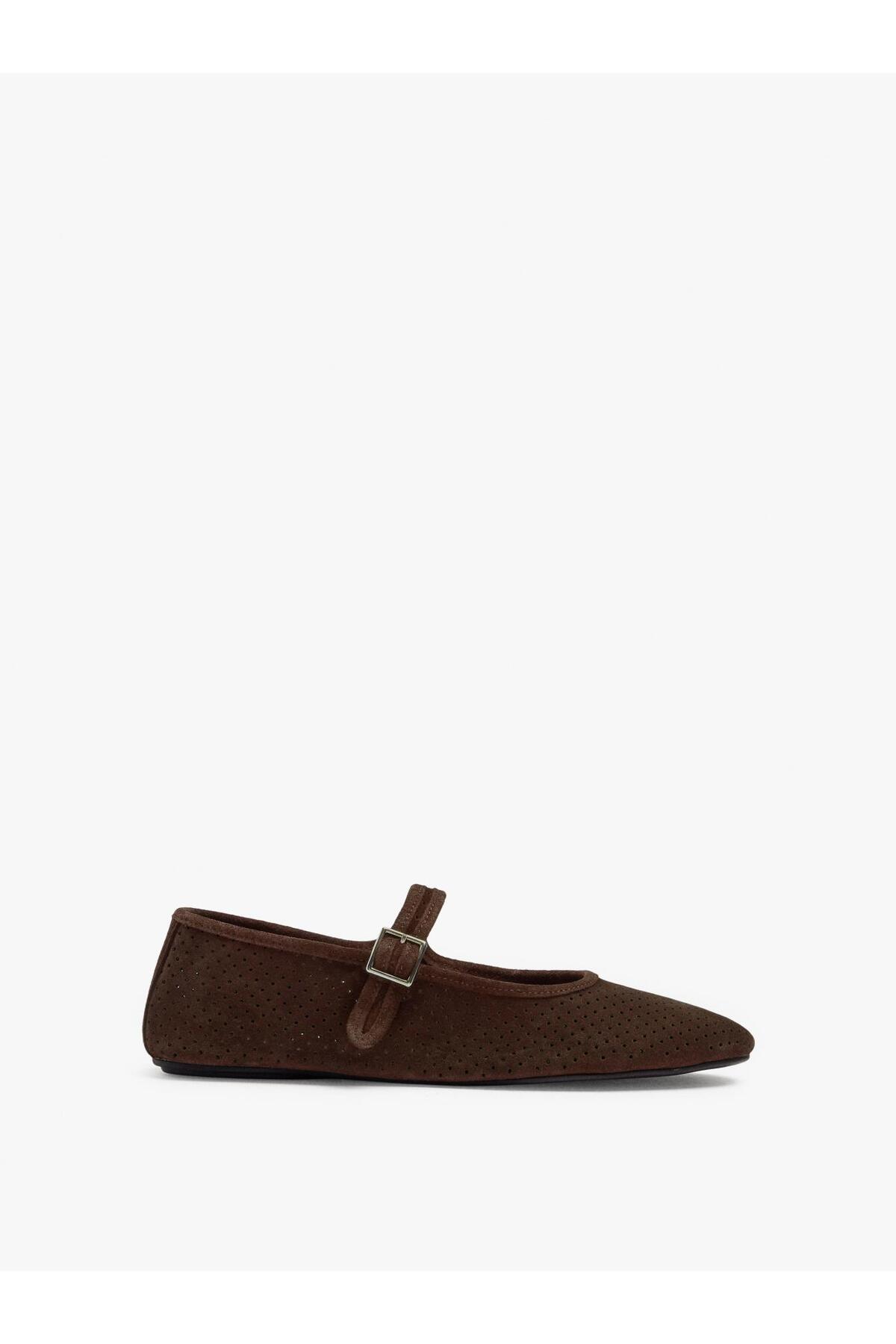 Women's Leather Flat with Strap and Buckle