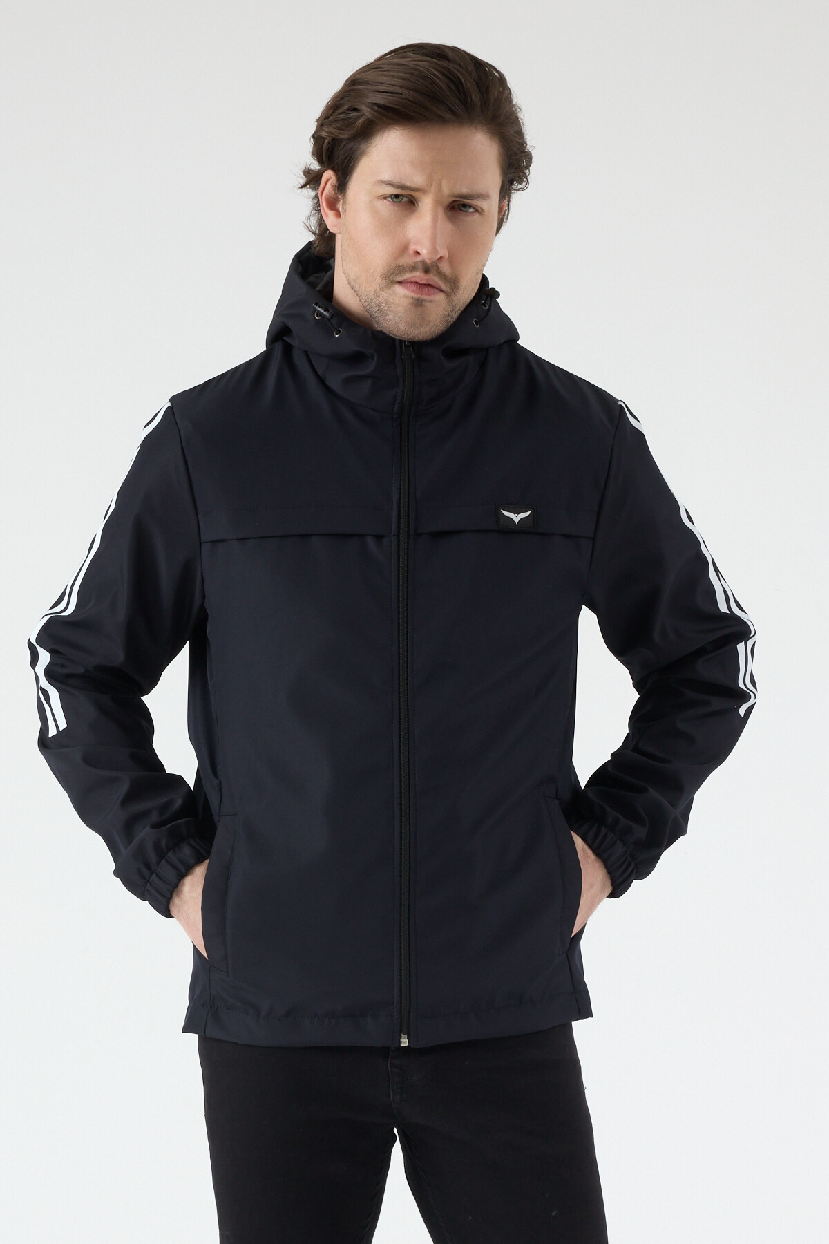 LEVEL HİGH  Erkek Spor Yağmurluk Lacivert – Kapüşonlu, Beyaz Şerit Detaylı, Hafif Rüzgarlık, Outdoor Mevsimlik