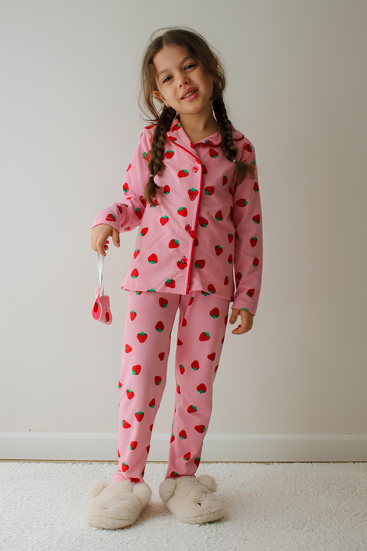 Belya Kids Wear Kız Çocuk Pamuklu Süet Pembe Çilek Desenli Gömlek Yaka Uyku Bantlı Düğmeli Uzun Kollu Pijama Takımı fotoğrafı 5 (önizleme)