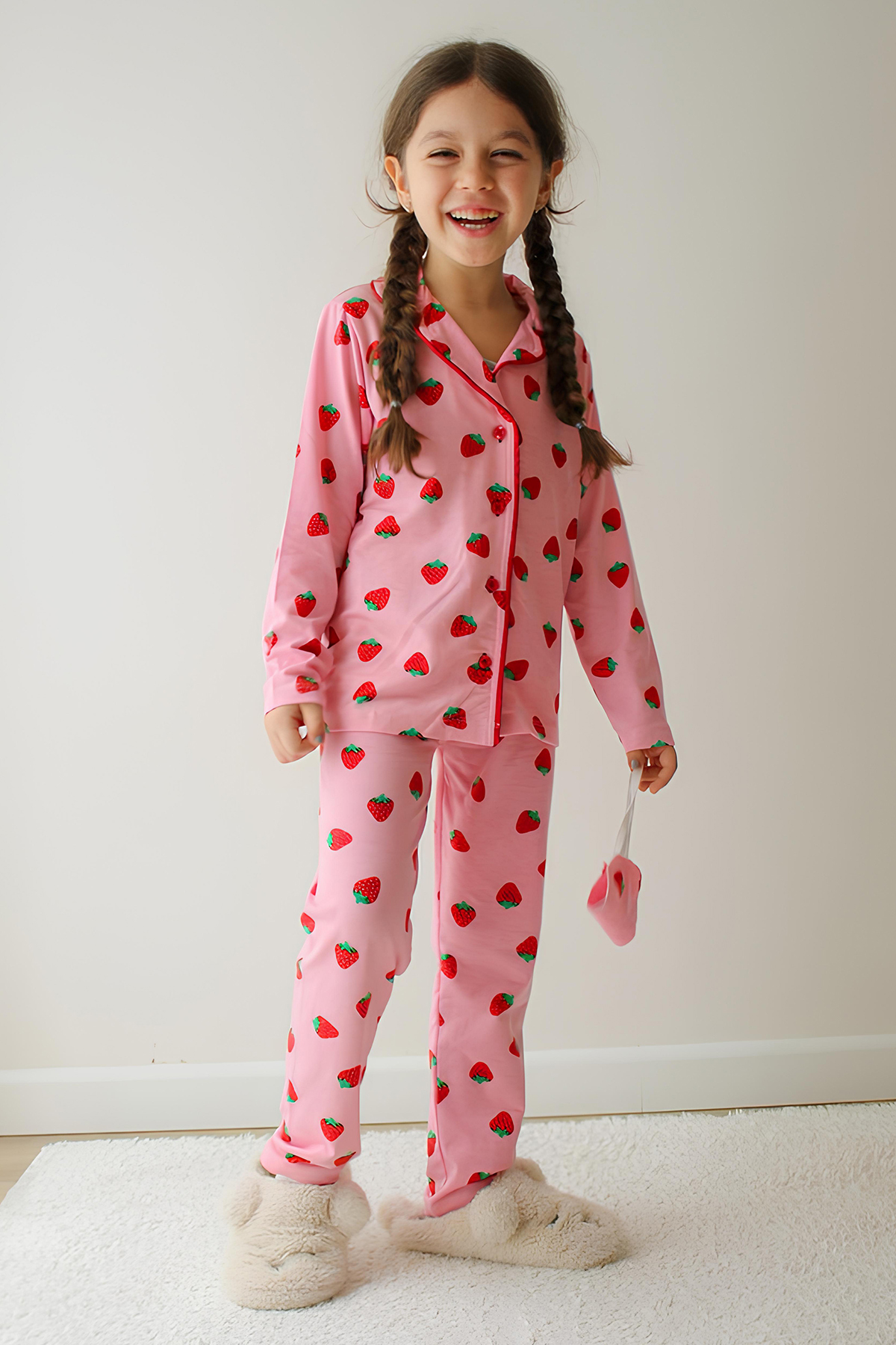Belya Kids Wear Kız Çocuk Pamuklu Süet Pembe Çilek Desenli Gömlek Yaka Uyku Bantlı Düğmeli Uzun Kollu Pijama Takımı fotoğrafı 2 (önizleme)