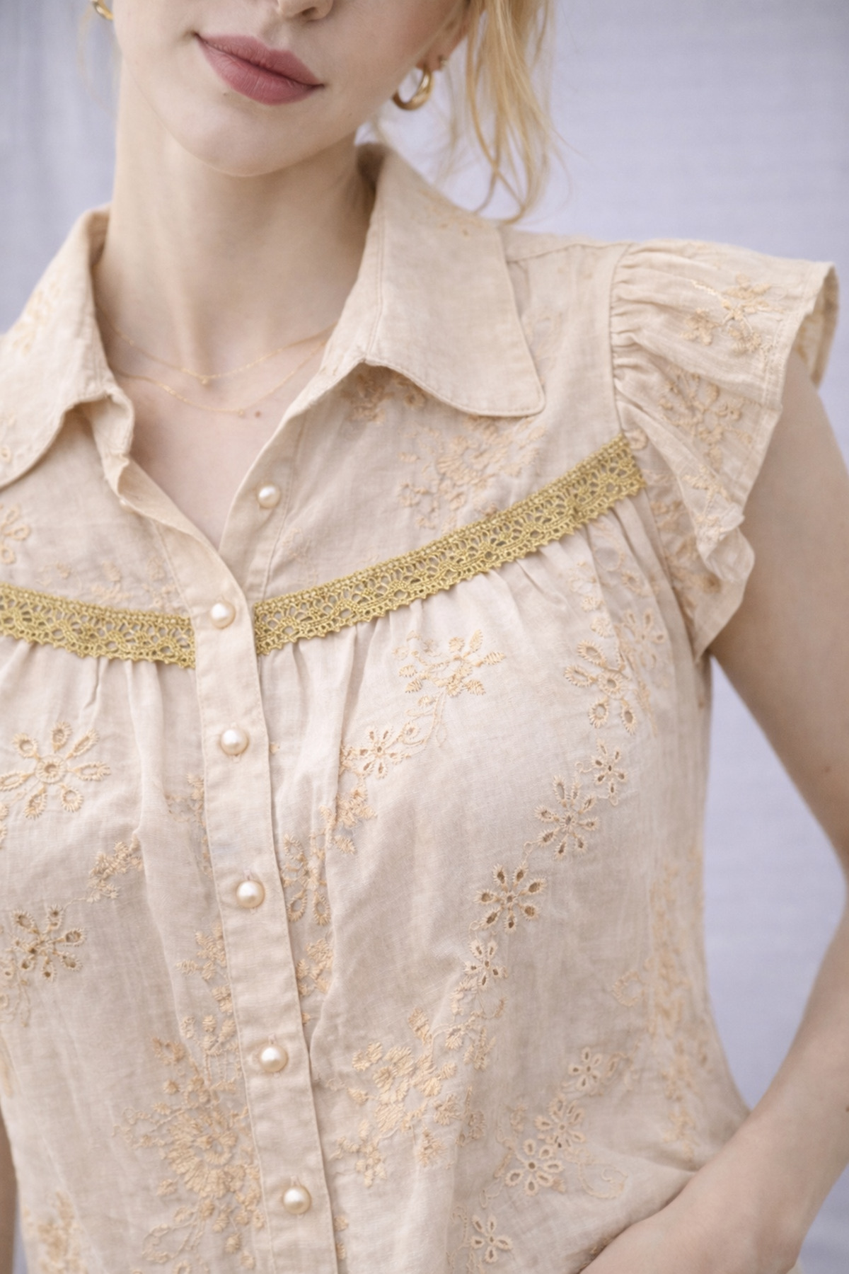 VALERIA  Dantel Detaylı Nakışlı Kolsuz Bluz – Vintage Şık Pamuk Karışım (Bej / Ekru / Siyah) - Görsel 2