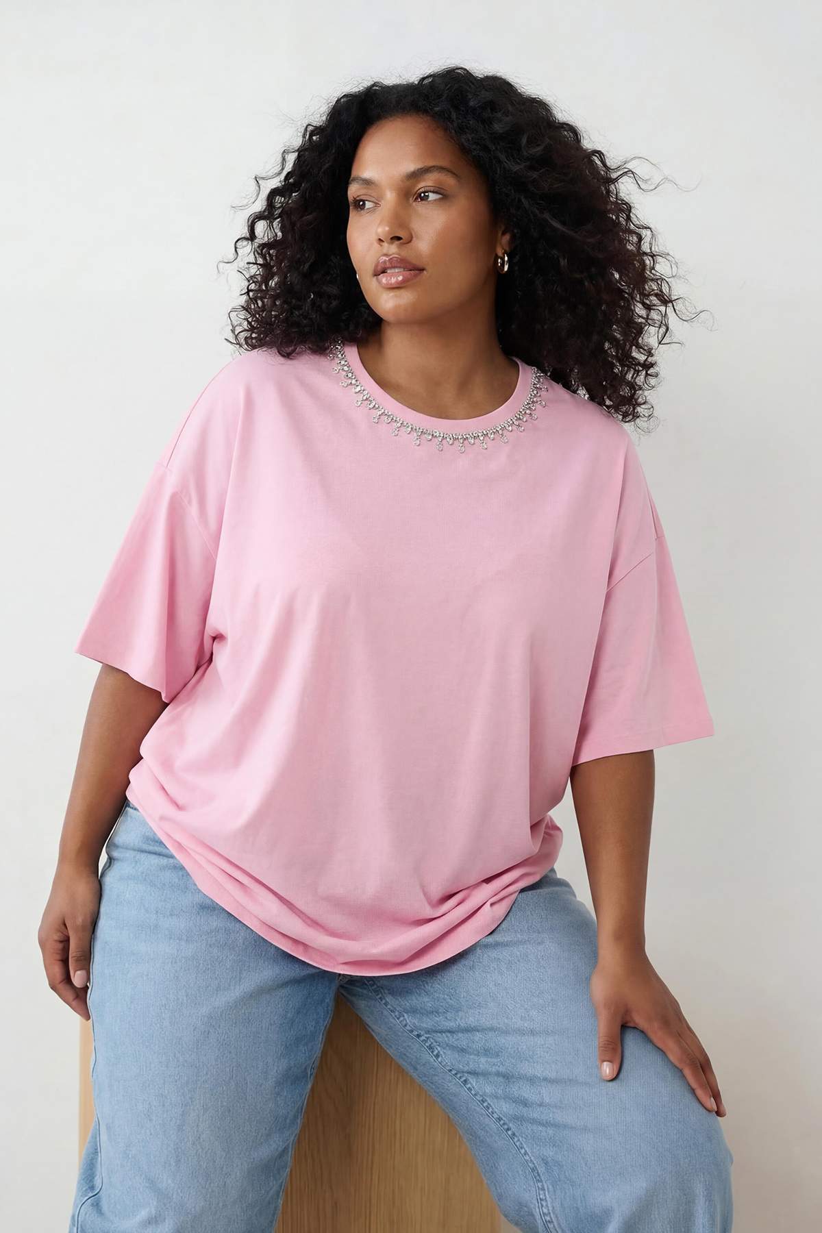 Trendyol Curve Rosafarbenes, gestricktes T-Shirt aus 100 % Baumwolle mit ents...