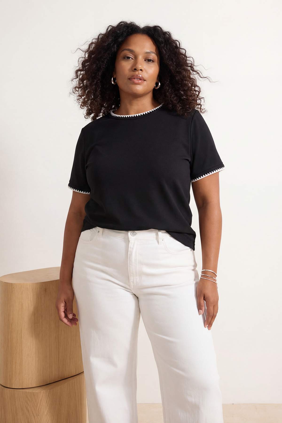 Trendyol Curve Schwarzes, 100 % Baumwolle, kontrastierende Nähte, Rundhalsaus...