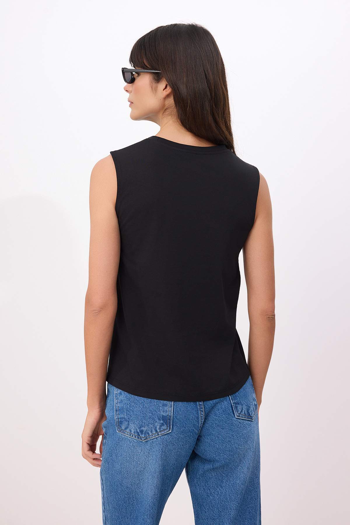 Trendyolmilla  Siyah Düz Regular Bisiklet Yaka Kolsuz Büzgülü Uzun %100 Pamuk Örme T-Shirt TWOSS26TS00195 - Görsel 4