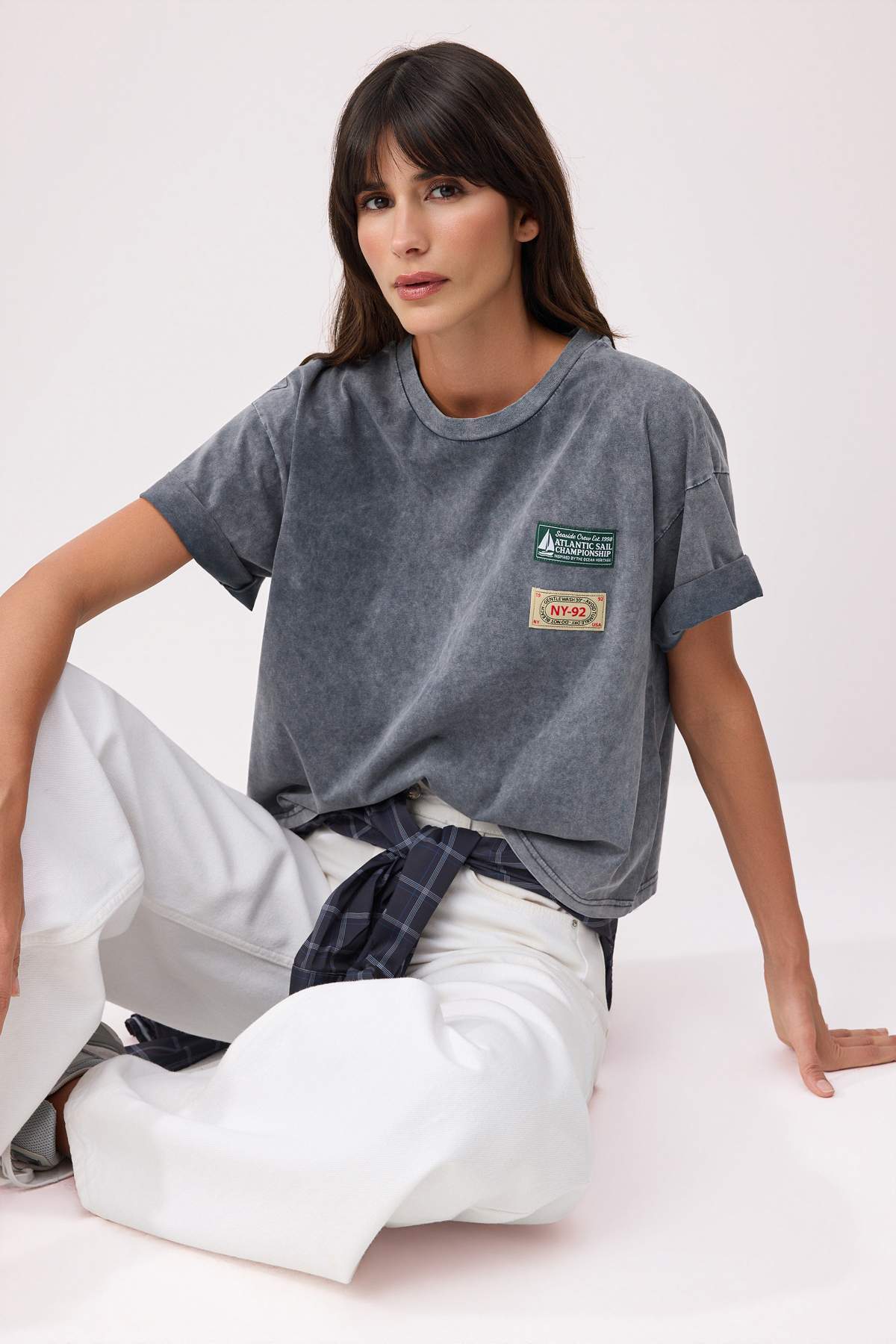 Trendyolmilla  Antrasit Oversize/Geniş Kalıp Eskitme/Soluk Efektli Tok %100 Pamuk Örme T-Shirt TWOSS26TS00088 - Görsel 2