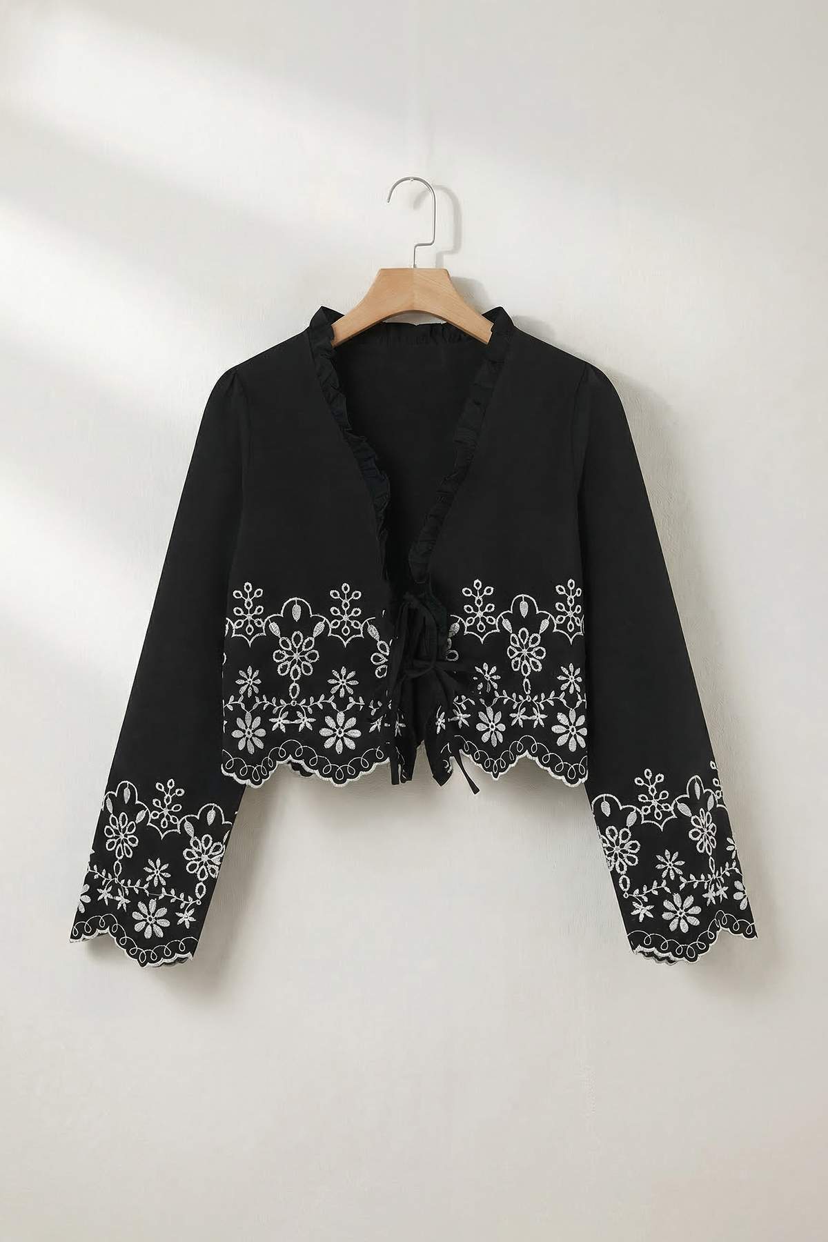 Trendyolmilla  Siyah Nakışlı Crop V Yaka Bağlamalı Pamuklu Gömlek TDRSS26GO00034