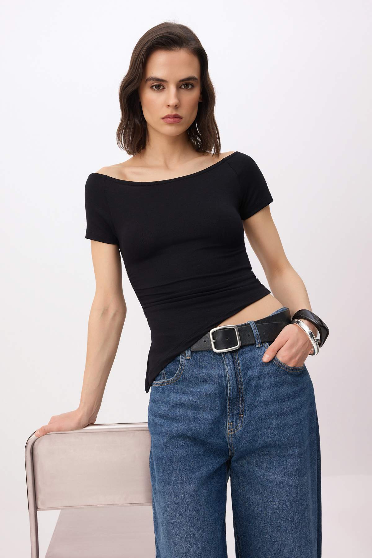 Trendyolmilla Siyah Fitted/Vücuda Oturan Carmen Yaka Kısa Kollu Yumuşak Örme Bluz TWOSS26BZ00730