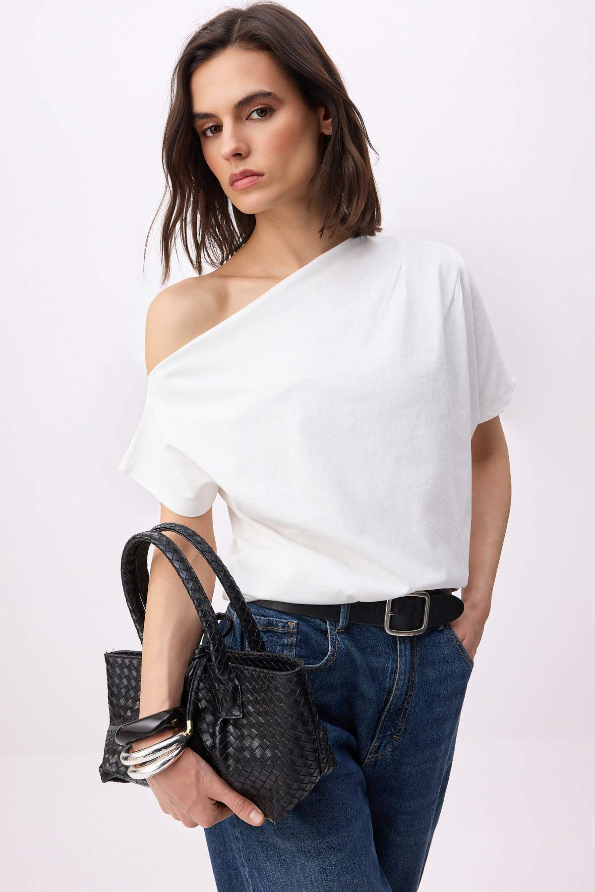 Trendyolmilla  Ekru Regular/Normal Kalıp Kayık Yaka Kısa Kollu %100 Pamuk Örme T-Shirt TWOSS26TS00184 - Görsel 2