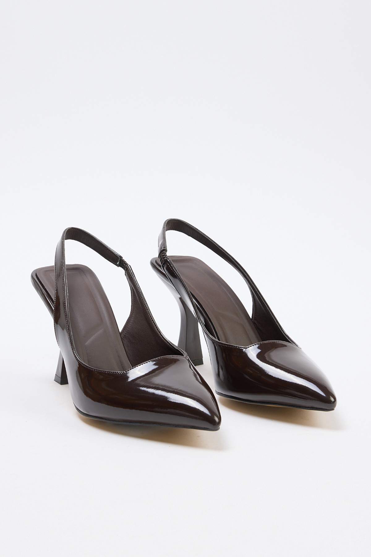 TRENDYOL SHOES Braune Lackleder-Schuhe mit spitzer Zehenpartie und offenem Rü...