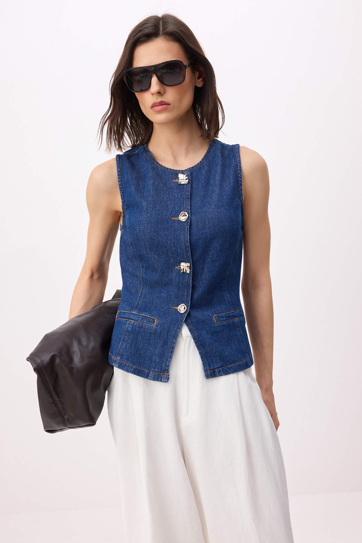 Trendyol Kollektion Blaue, taillierte Jeansweste aus 100 % Baumwolle TWOSS26Y...