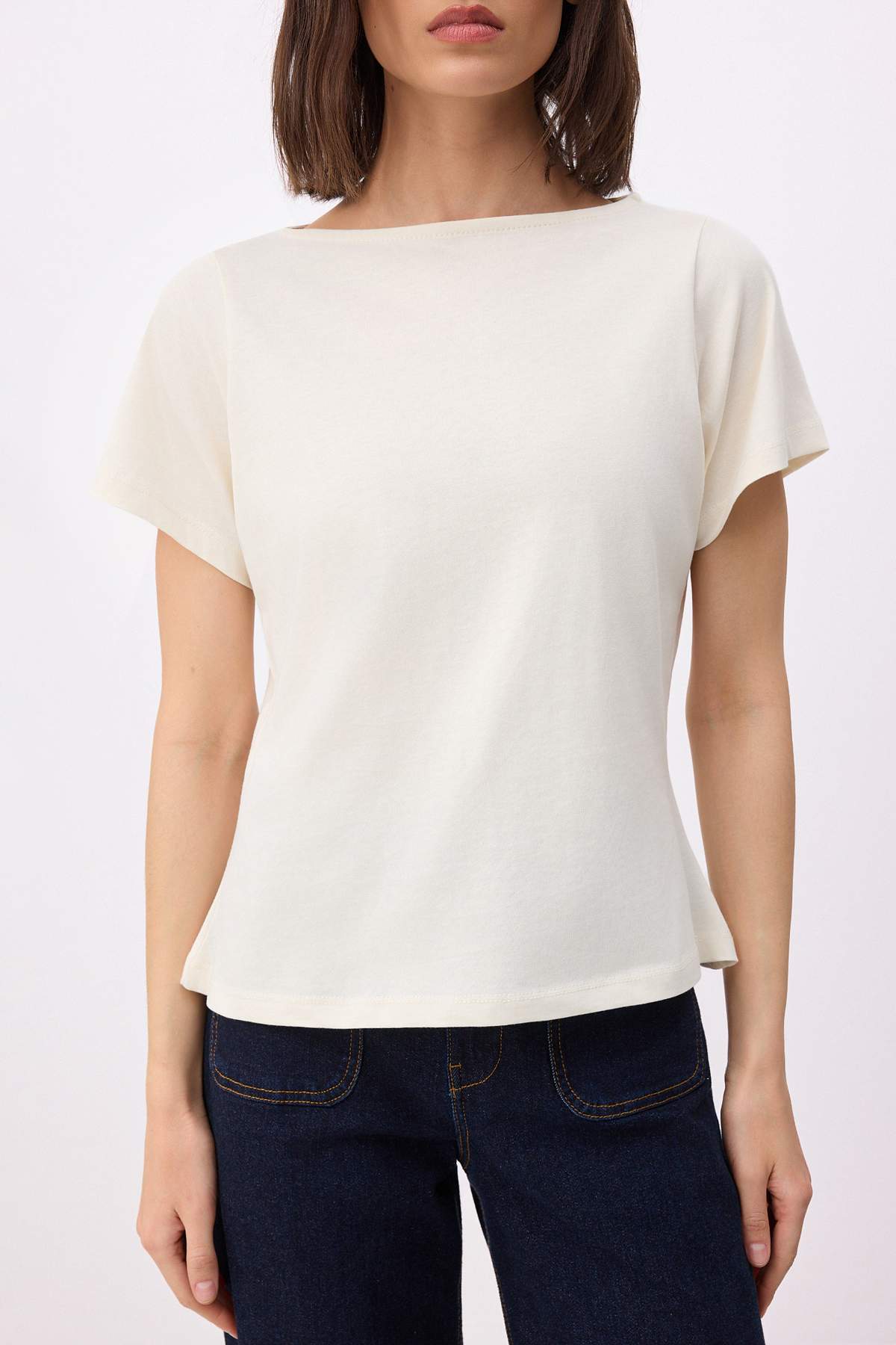 Trendyolmilla  Ekru Relaxed/Rahat Kalıp Kayık Yaka Kısa Kollu %100 Pamuk Örme T-Shirt TWOSS26TS00004 - Görsel 3