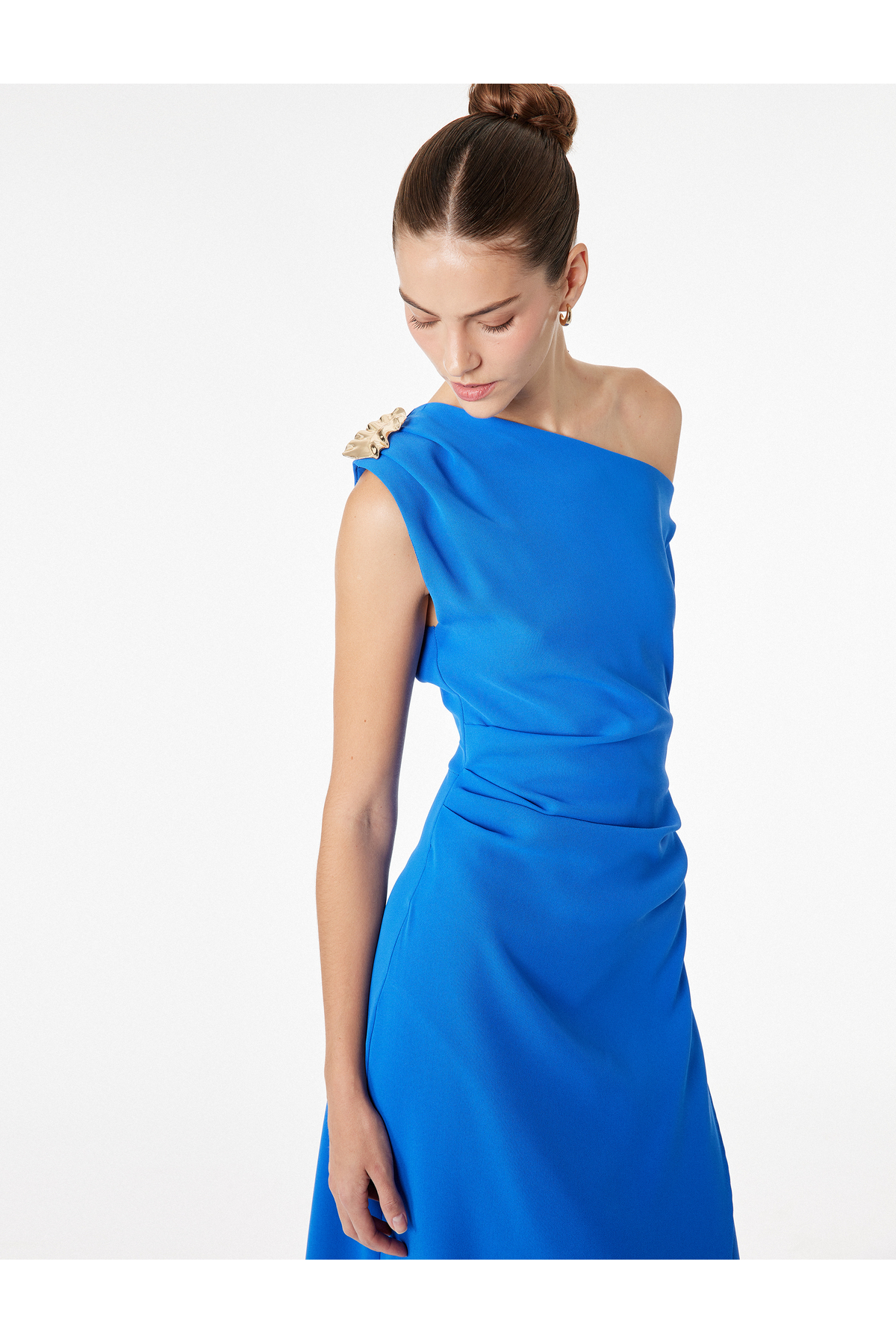 Koton  Krep Kumaş Aksesuar Detaylı Kruvaze Drapeli Kolsuz Tek Omuz Midi Elbise - Görsel 2