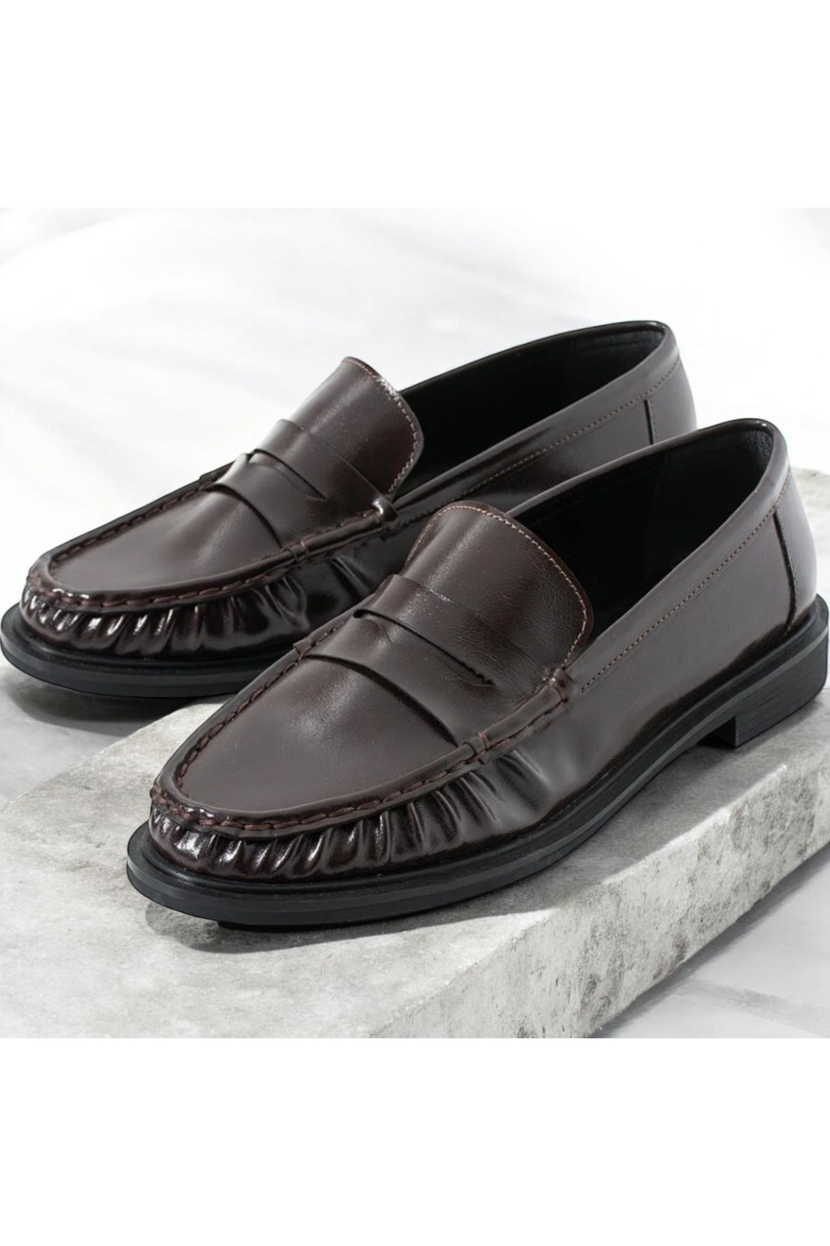 runa shoes büzgü detay parlak loafer makosen görsel 2