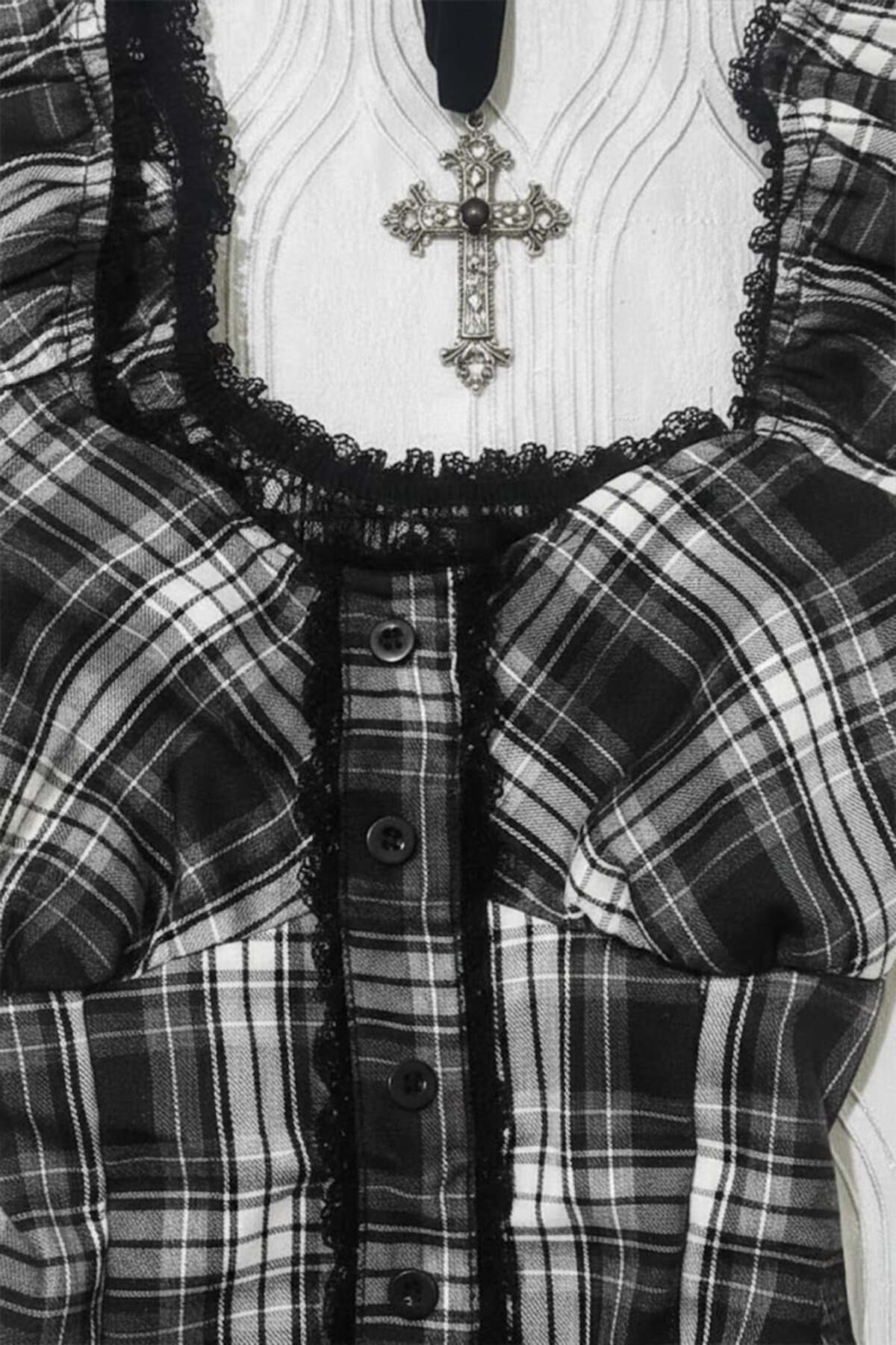 None Wear  Kadın Siyah Beyaz Ekose Desenli Dantel Detaylı Kare Yaka Y2K Grunge Vintage Crop Top - Görsel 3