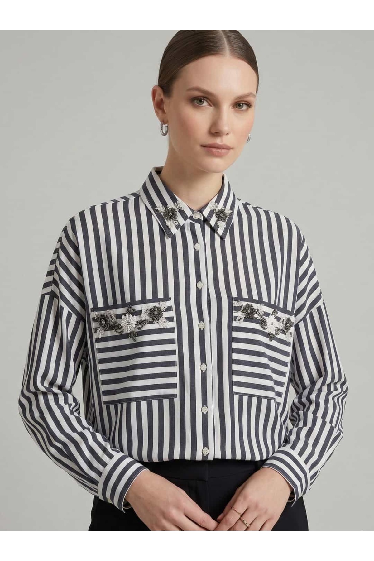 CRYSTALİA  Çizgili Desenli Kristal Çiçek İşlemeli Şık Ofis Gömleği / Tunik