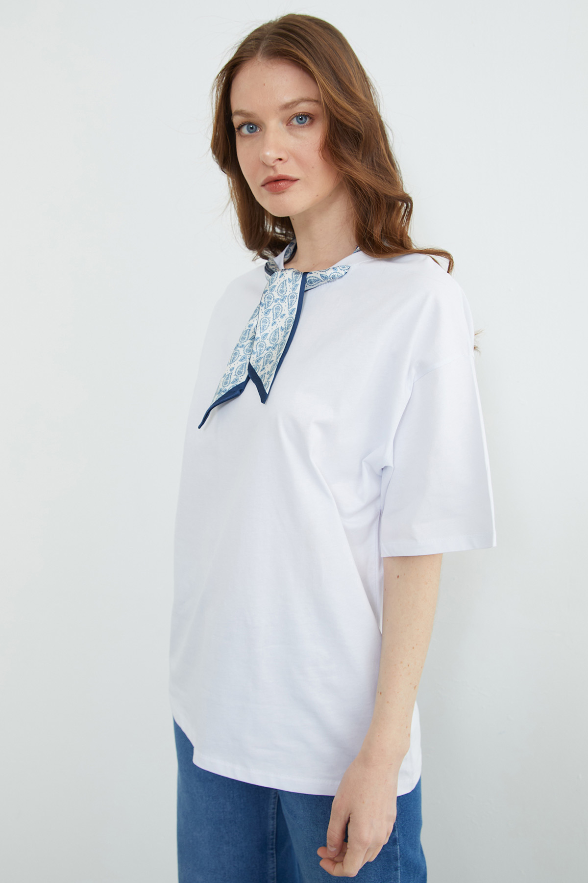 Fullamoda  Fular Detaylı Bisiklet Yaka Tişört - Görsel 7