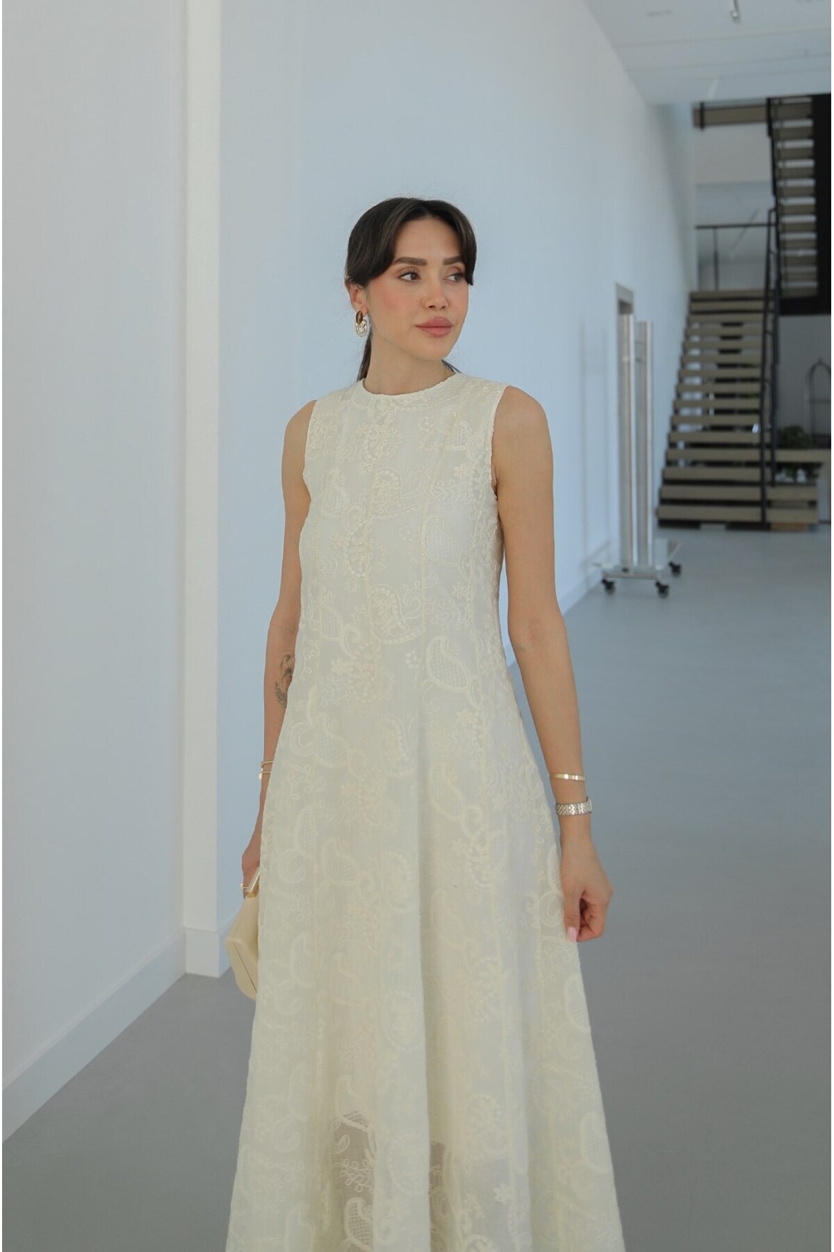 Havoş  Bej Peri Brodeli Sıfır Kollu Elbise - Görsel 4