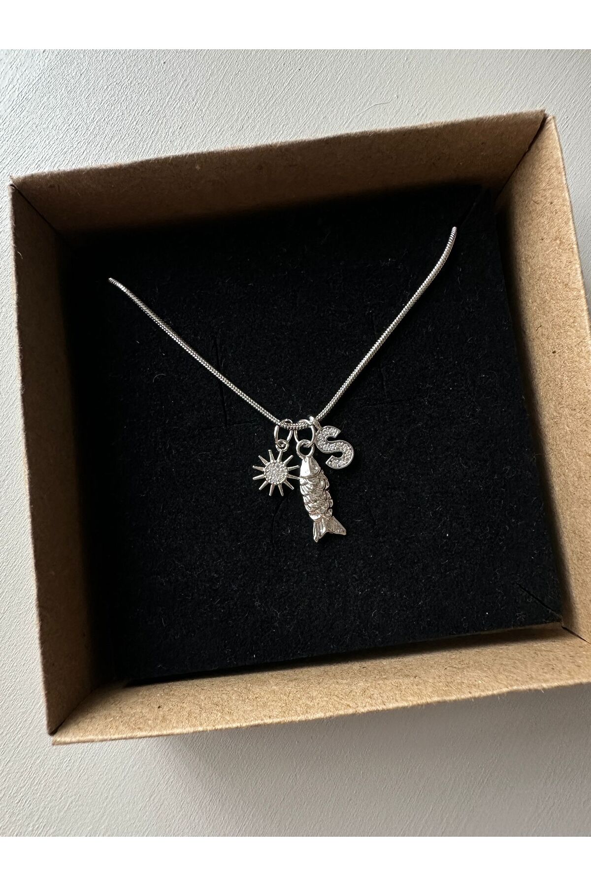 Taşlı Güneş Balık ve Harf Charm Çelik Zincirli Kişiye Özel 45 cm Kadın Kolye - Detay Görseli 1