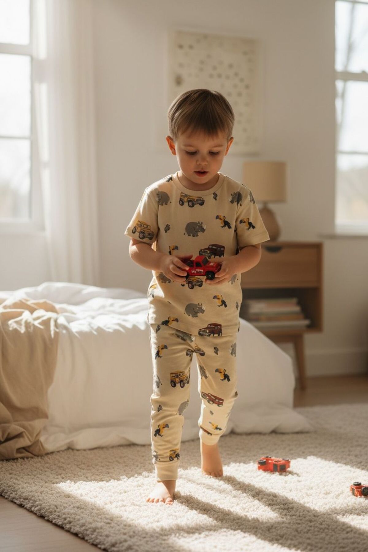 SERRASTIL ERKEK ÇOCUK KREM RENGİ ARABA DESENLİ PAMUKLU SÜPREM KUMAŞ YAZLIK PİJAMA TAKIMI fotoğrafı 2 (önizleme)