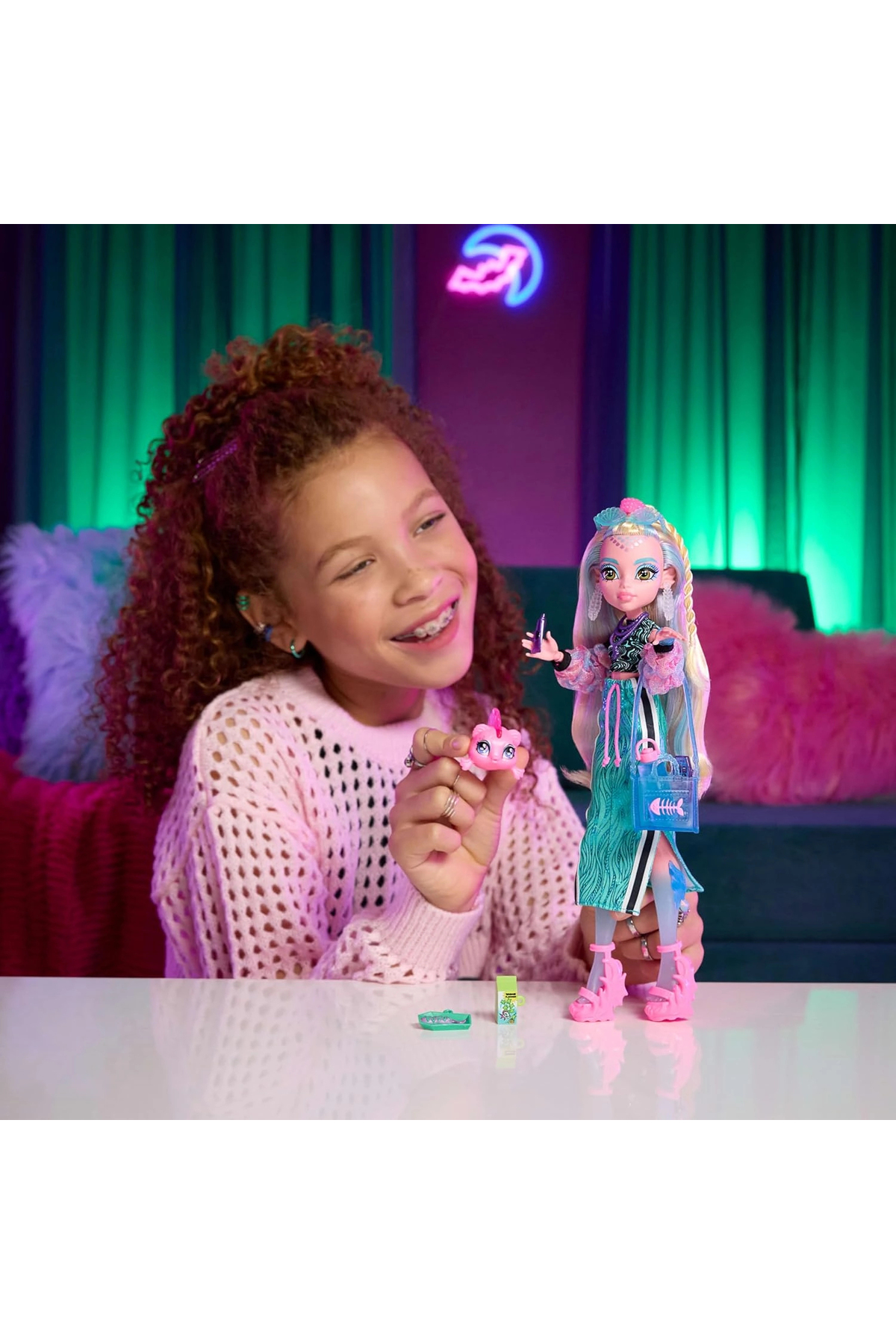 MONSTER HIGH ® LAGOONA BLUE™ Bebek | Evcil hayvan dostu Neptuna ve 7 aksesuarla uzun etek giyen bebek JHK33 fotoğrafı 2 (önizleme)