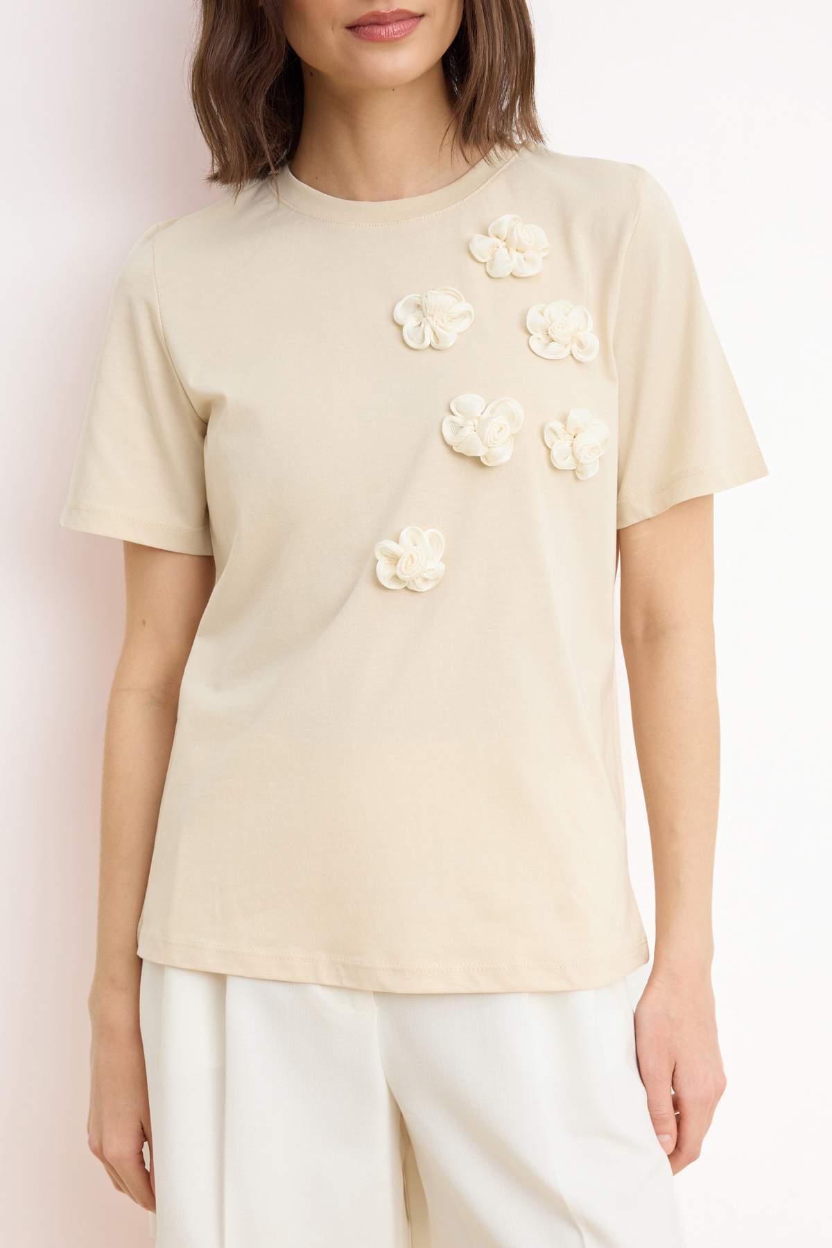 Trendyolmilla  Açık Taş %100 Pamuk Aksesuar Çiçek Detaylı Regular/Normal Kalıp Örme T-Shirt TWOSS25TS00026 - Görsel 3