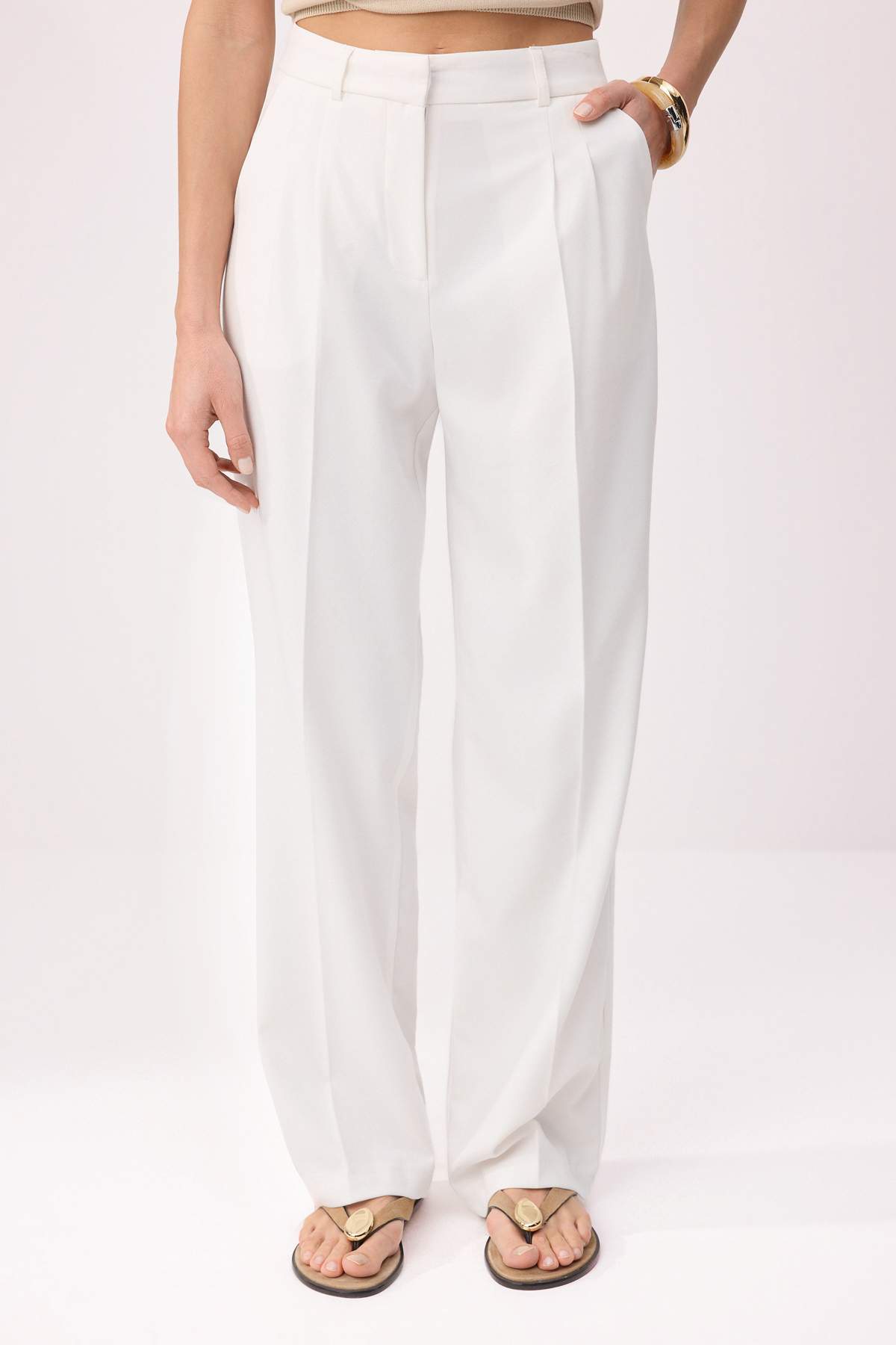 Trendyolmilla  Beyaz Limited Edition Straight/Düz Kesim Pilili Dokuma Kumaş Pantolon TWOAW23PL00401 - Görsel 3