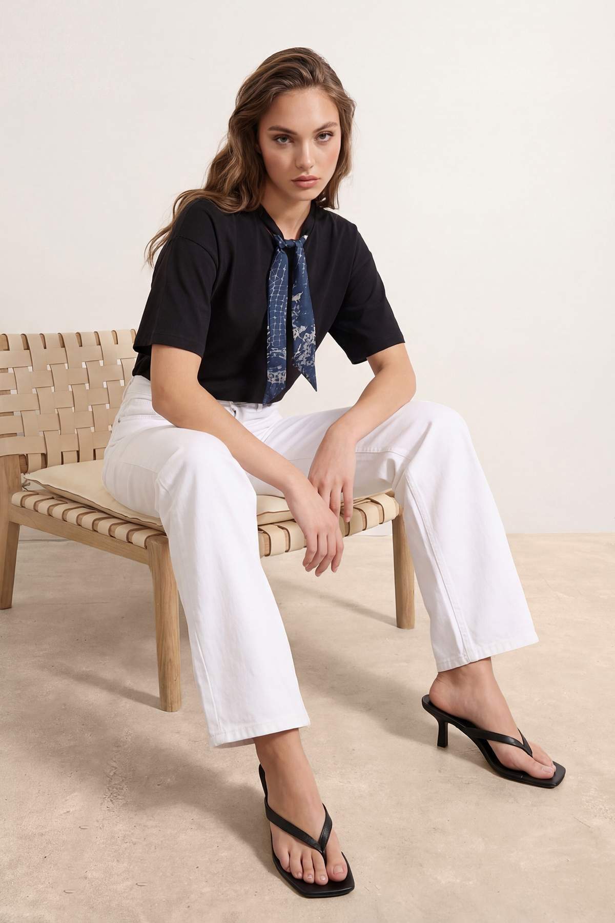 Trendyolmilla  Siyah Oversize/Geniş Kalıp Fular Detaylı Uzun 30/2 Penye Süprem Örme T-Shirt TWOSS26TS00057