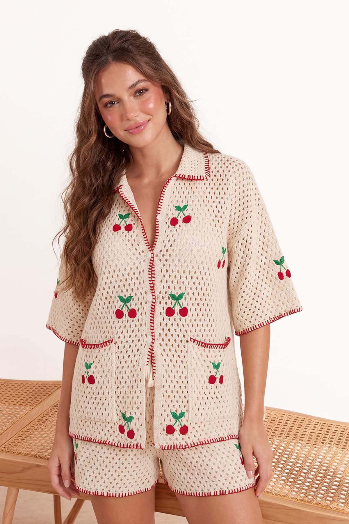 Trendyolmilla  Ekru Triko Oversize Kiraz Motifli 100% Pamuk Plaj Gömlek Şort Takım TBESS26AU00009 - Görsel 2