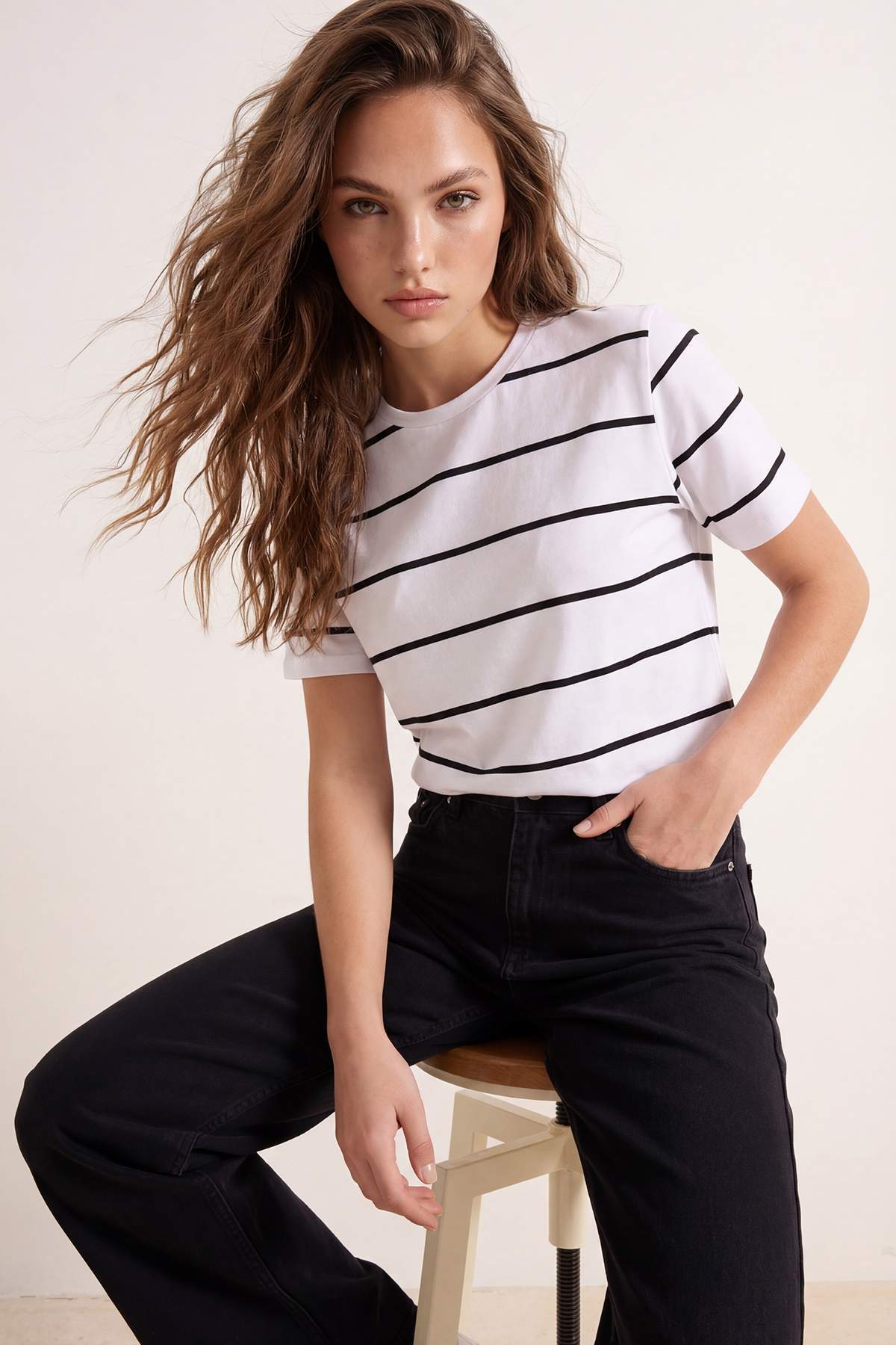 Trendyolmilla  Ekru Çizgili Regular/Normal Kalıp Kısa Kollu Tok %100 Pamuk Örme T-Shirt TWOSS26TS00049