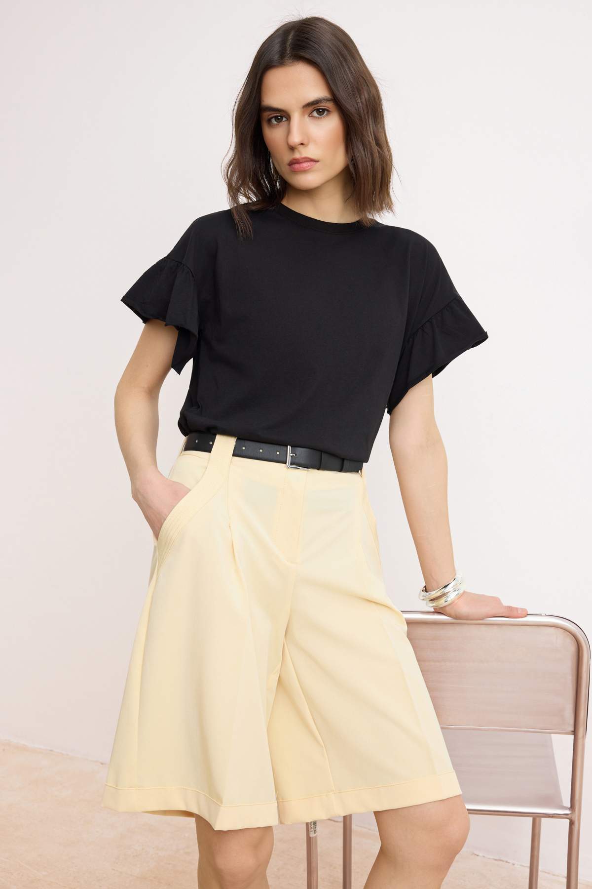 Trendyolmilla  Siyah %100 Pamuk Fırfır Detaylı Basic Bisiklet Yaka Örme T-Shirt TWOSS22TS2429 - Görsel 3