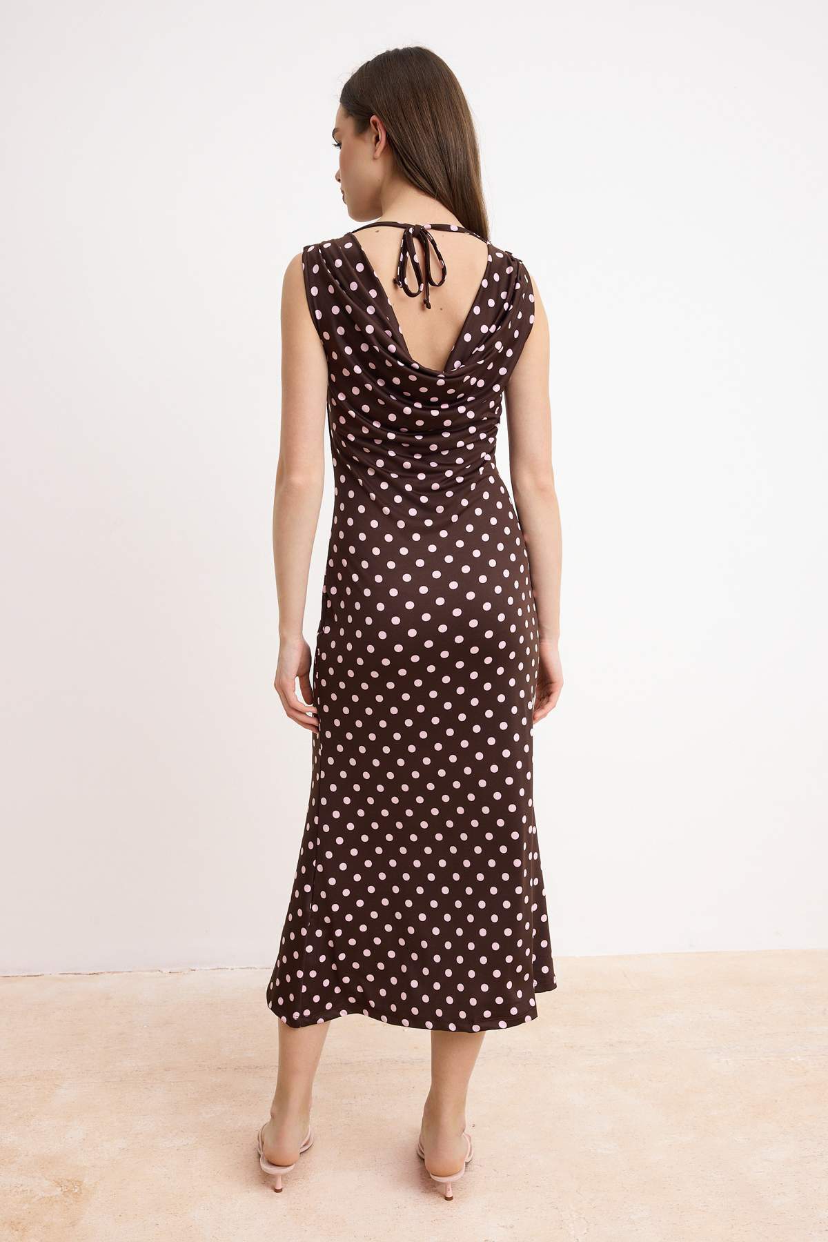 Trendyolmilla  Kahverengi Puantiyeli Bodycon Kayık Yaka Kolsuz Maxi Esnek Örme Elbise TWOSS26EL00200 - Görsel 4