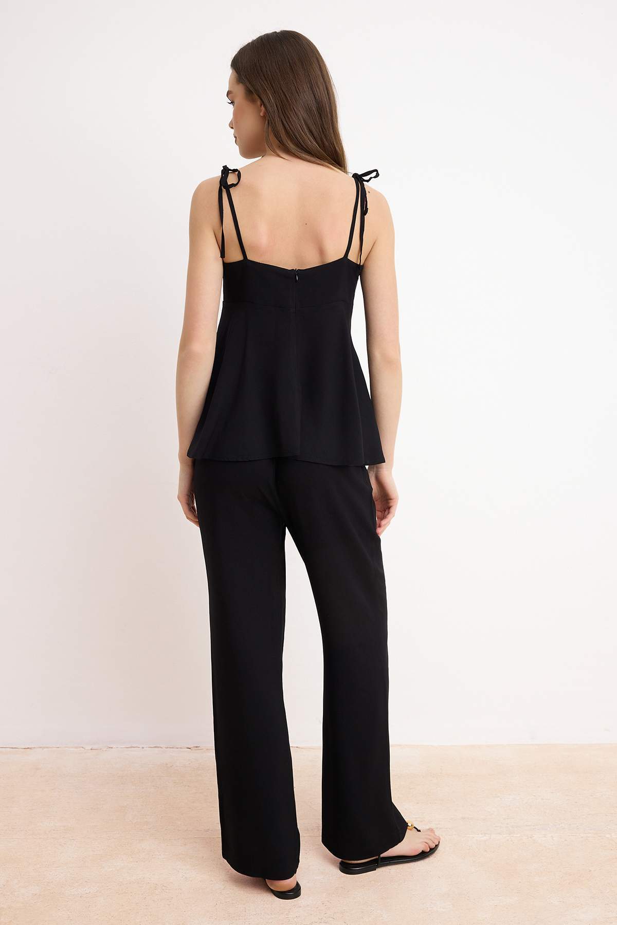 Trendyolmilla  Siyah Askılı Bluz Lastikli Pantolon Dokuma Alt - Üst Takım TWOSS26AU00112 - Görsel 4