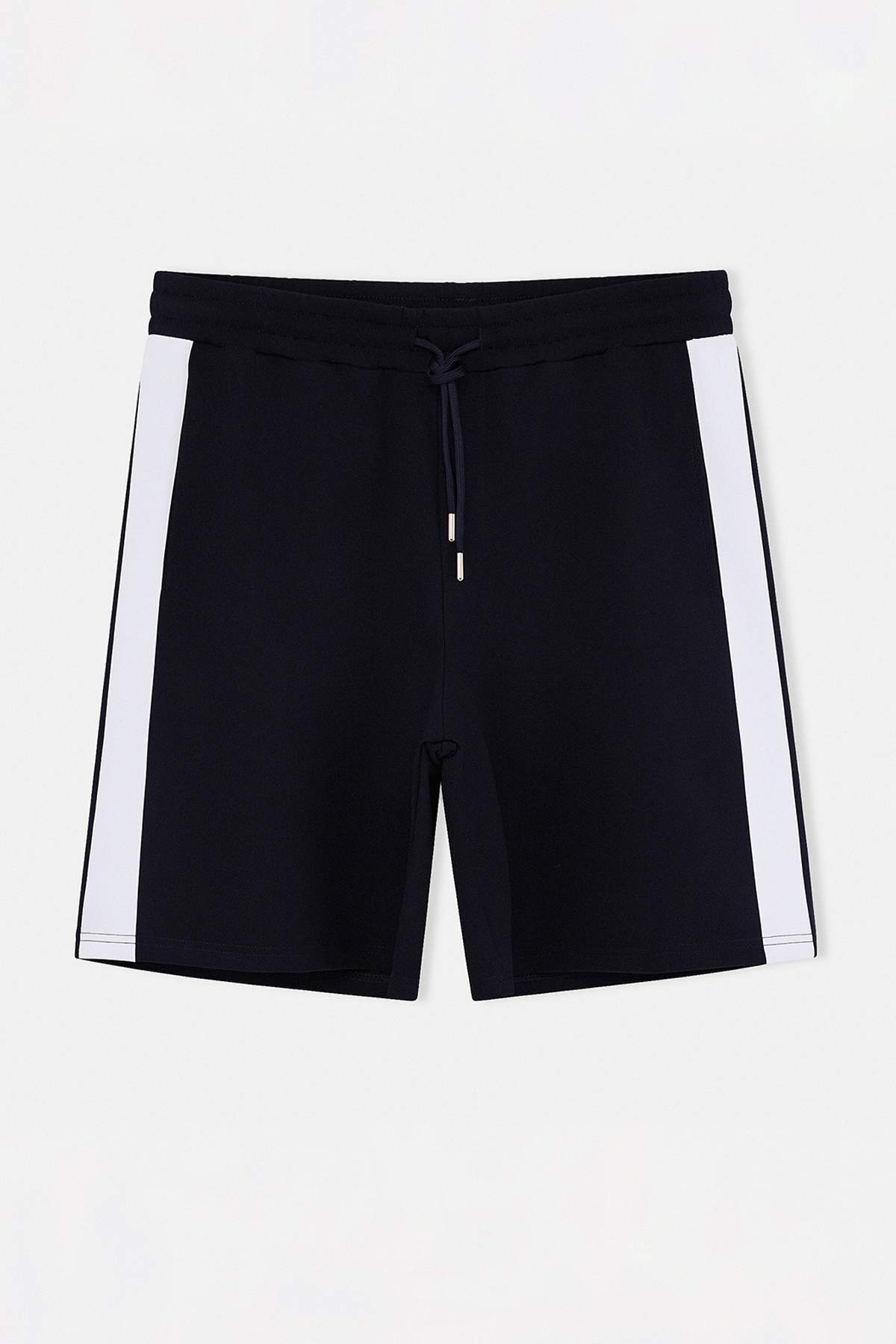 Trendyolmilla Man Büyük Beden Lacivert Regular/Normal Kesim Orta Boy Lastik Belli Renk Panelli Şort TMNSS23SR00046