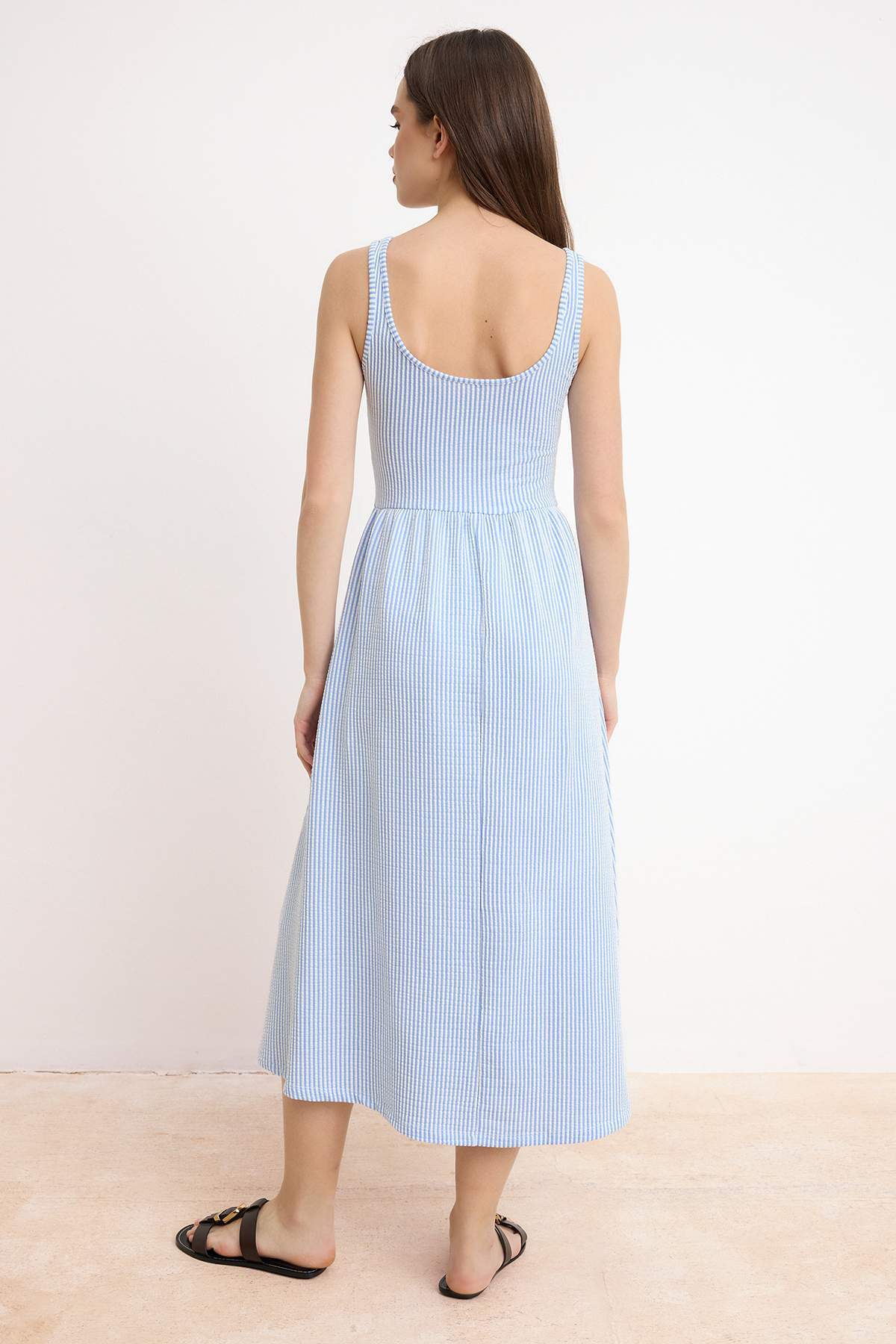 Trendyolmilla  Mavi Çizgili Belden Açılan Havuz Yaka Kalın Askılı Kolsuz Dokulu Örme Elbise TWOSS26EL00469 - Görsel 4