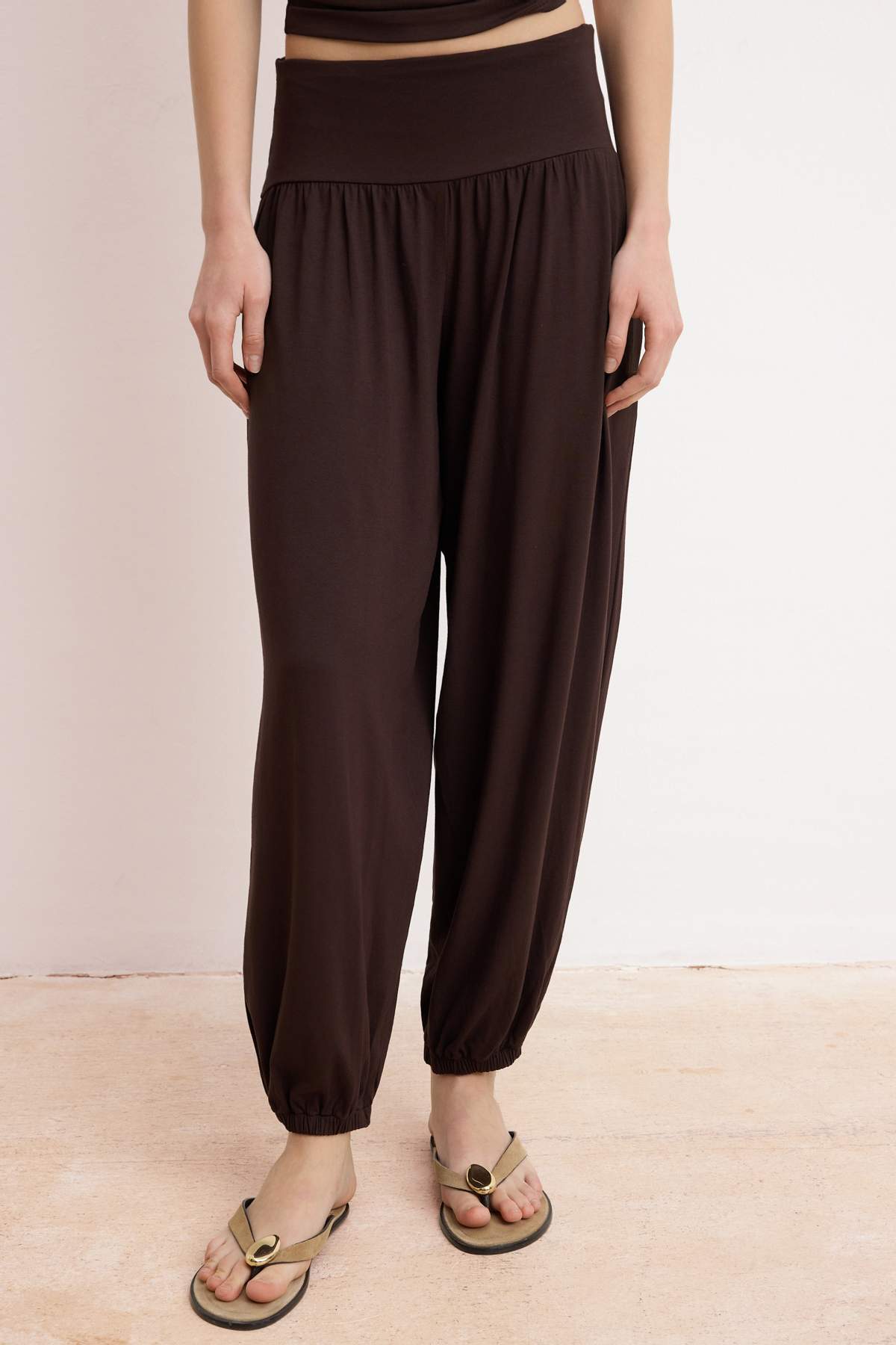 Trendyolmilla  Kahverengi Fitted/Vücuda Oturan Kolsuz Yumuşak Örme Alt-Üst Takım TWOSS26AU00075 - Görsel 3