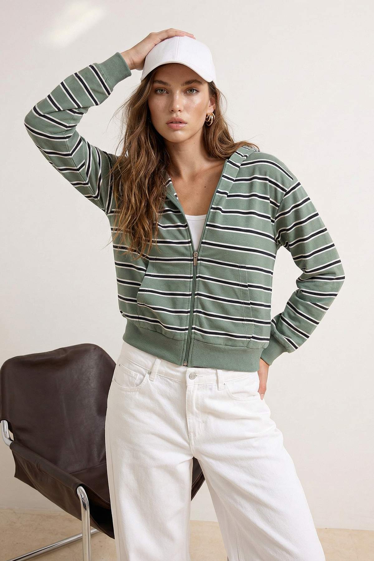 Trendyolmilla  Yeşil Çizgili Regular/Normal Kalıp Kapüşonlu Fermuarlı İnce Örme Sweatshirt TWOSS26SW00003