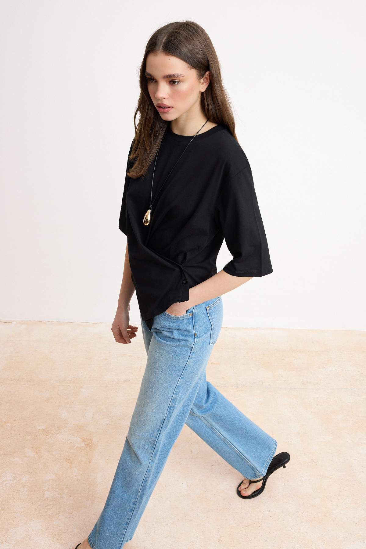 Trendyolmilla  Siyah Regular/Normal Kalıp Düşük Kol Truvakar Tok %100 Pamuk Örme T-Shirt TWOSS26TS00198 - Görsel 2