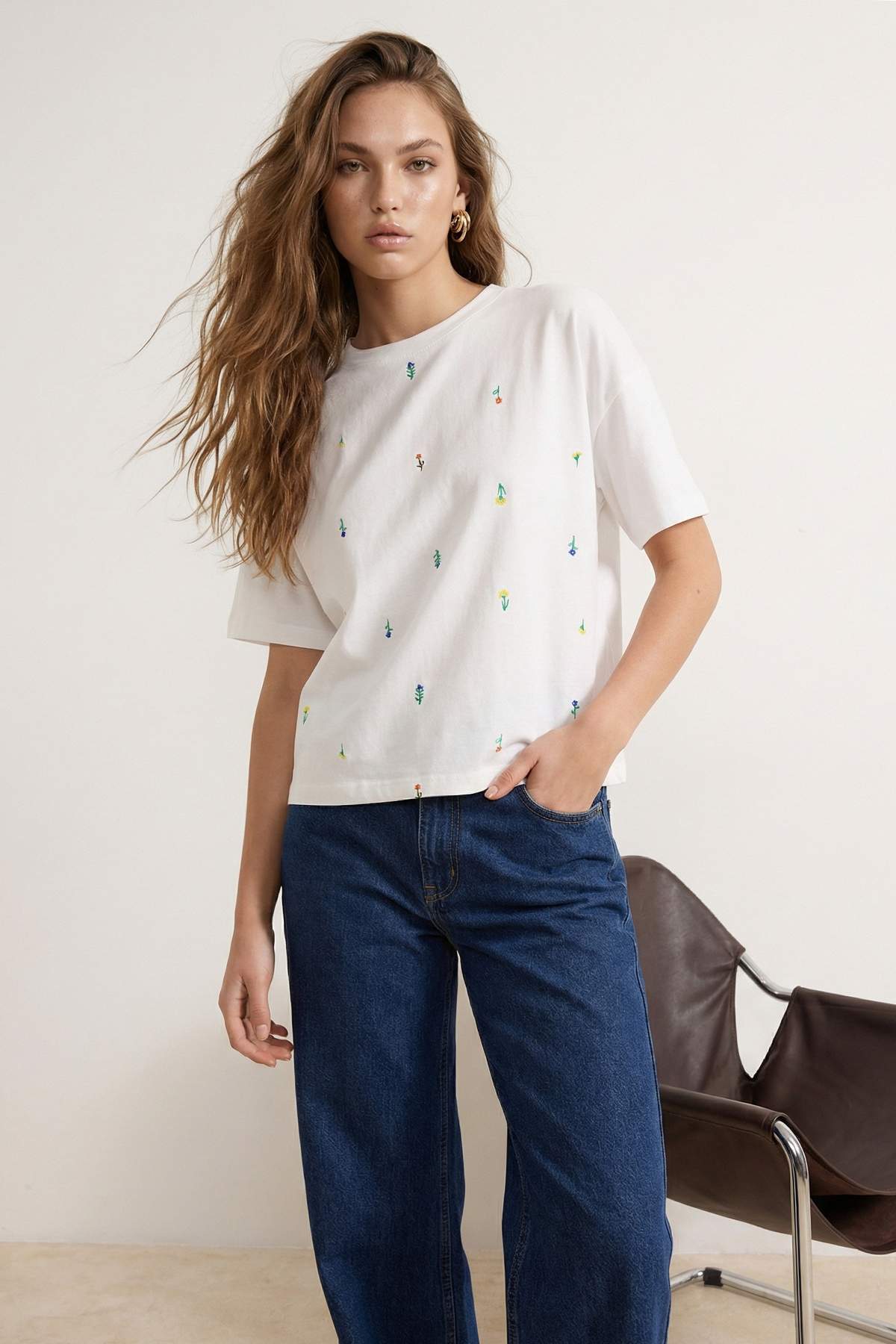 Trendyolmilla  Ekru Regular/Normal Kalıp Düşük Kol Kısa Kollu Nakışlı Tok %100 Pamuk Örme Bluz TWOSS26TS00001