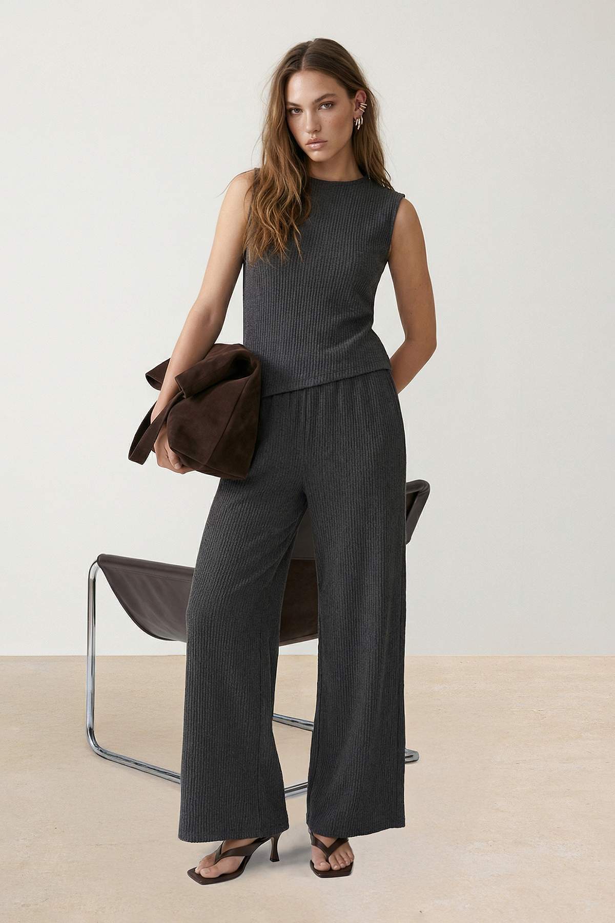 Trendyolmilla  Antrasit Fitted/Vücuda Oturan Asimetrik Geniş Paça Dokulu Örme Alt-Üst Takım TWOSS26AU00004