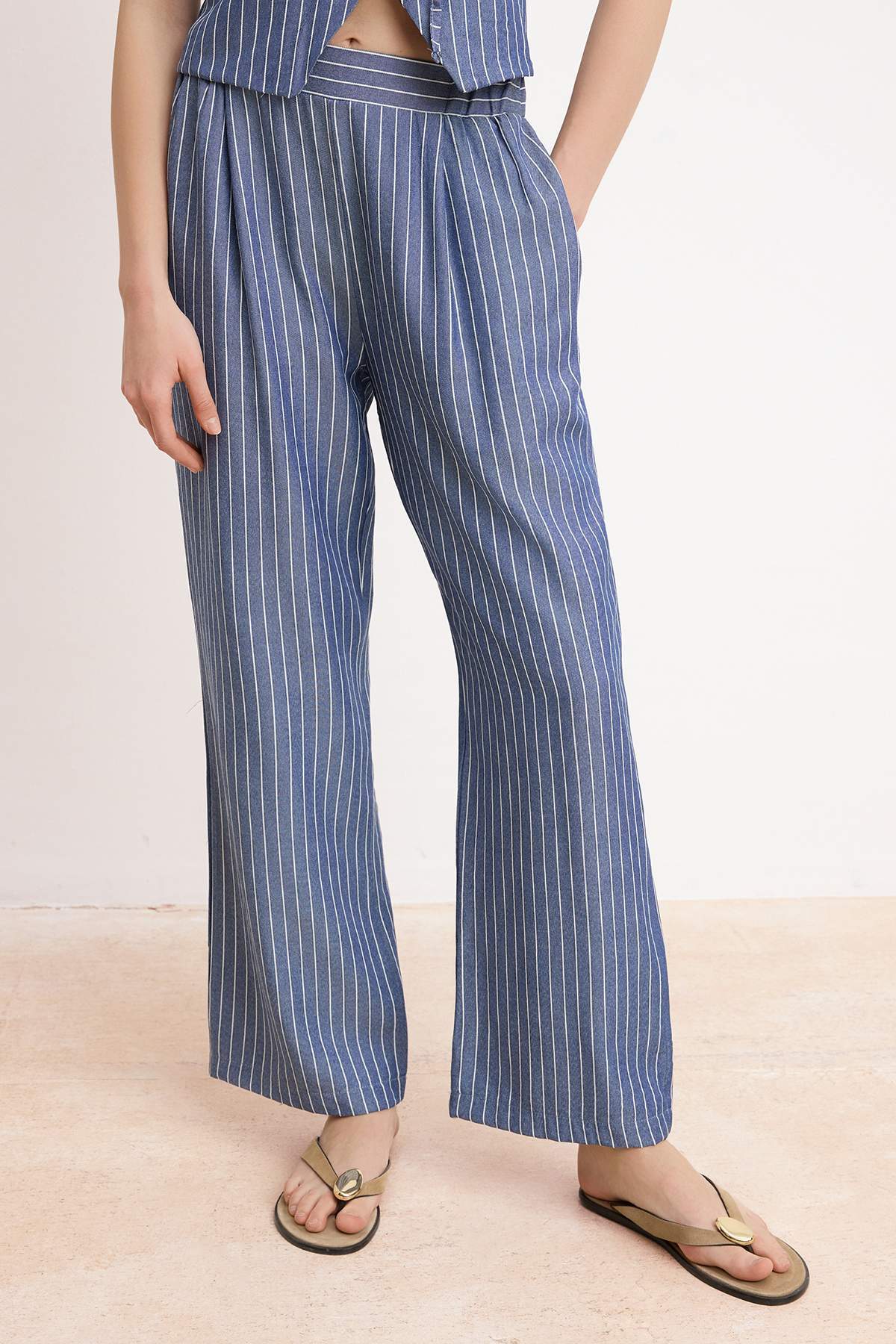 Trendyolmilla  Lacivert Çizgili Halter Yaka Bluz Pantolon Dokuma Alt - Üst Takım TWOSS26AU00096 - Görsel 3