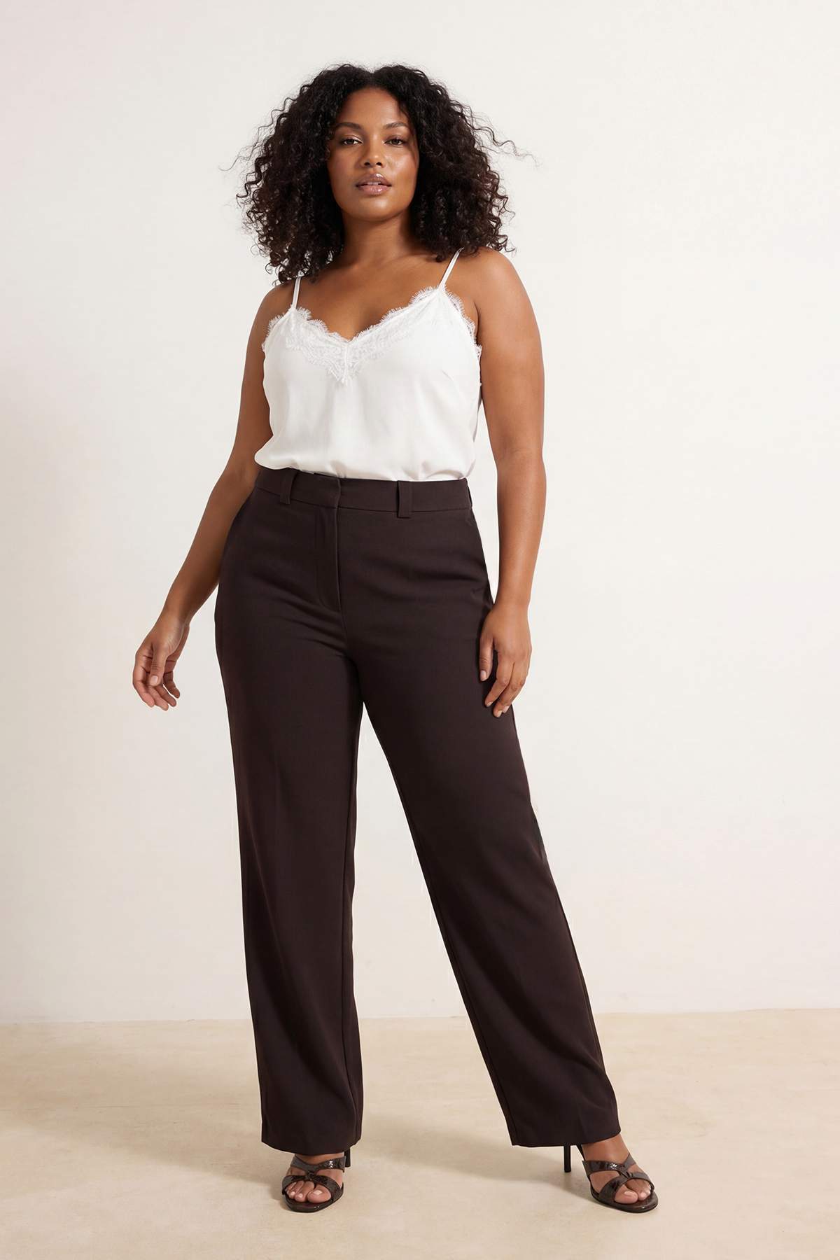 Trendyolmilla  Wardrobe Essentials Kahverengi Straight Fit Büyük Beden Dokuma Pantolon TBBSS26AR00017 - Görsel 3